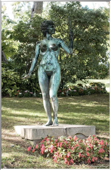 Sculpture 'Maryse au Miroir' par Cyril de la Pateliere - Jardins de Saint-Martin