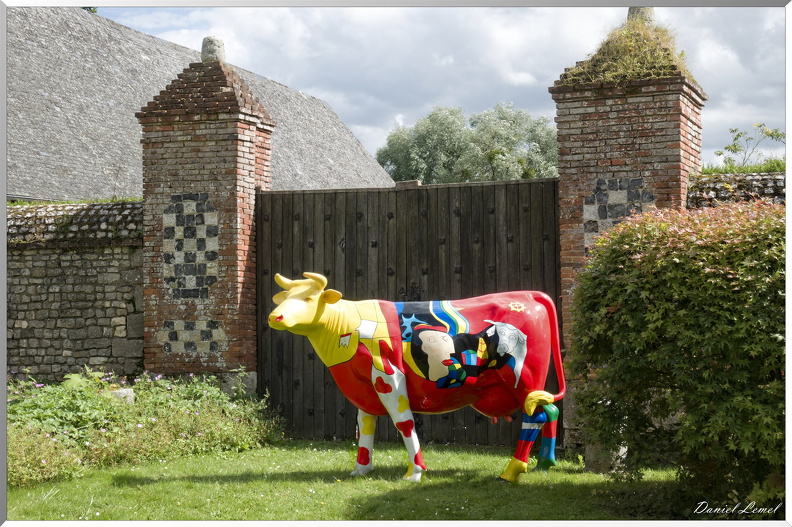 "Picowso" - vache en résine - Exposition hommage à Bernard Buffet.
