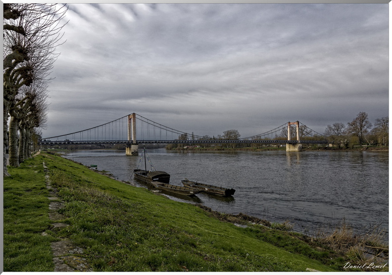Pont suspendu franchissant la Loire