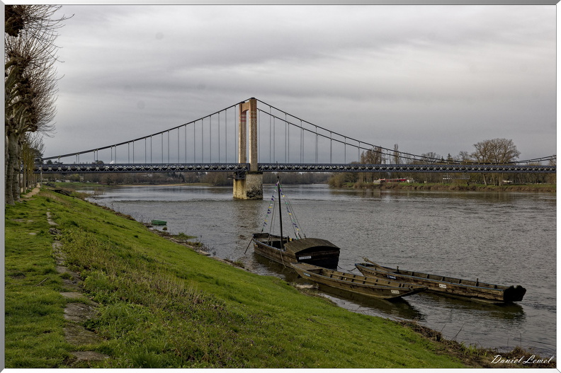 Pont suspendu franchissant la Loire et Gabare