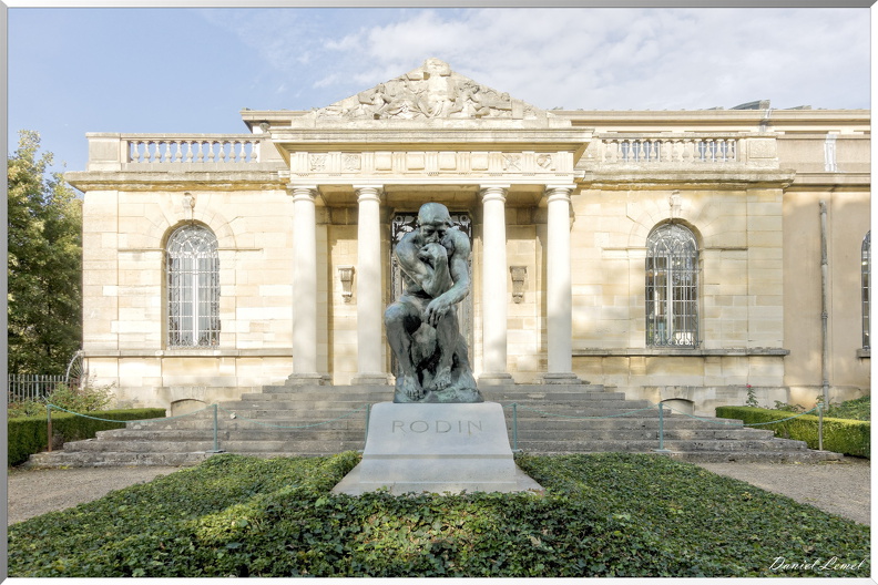 Façade du château d'Issy et tombe Auguste Rodin et son épouse Rose Beuret