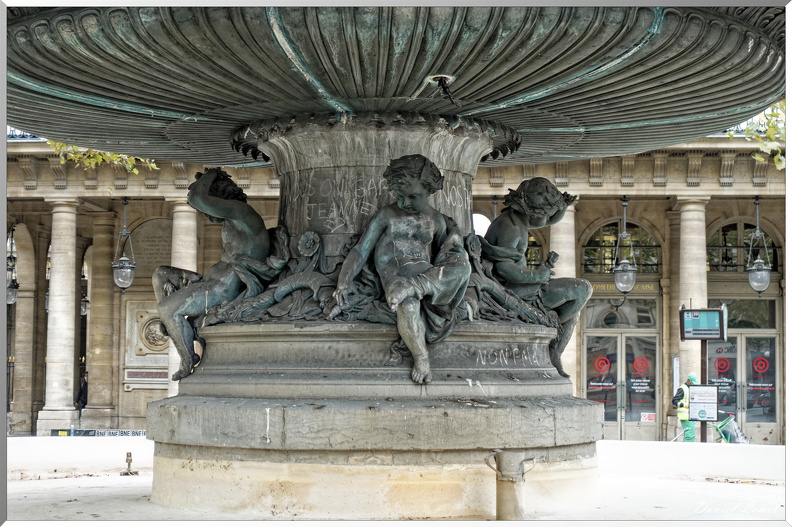Fontaine devant la Comédie Française