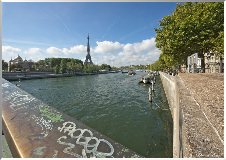 La passerelle Debilly et la Tour Eiffel vue du Pont de L'Alma
