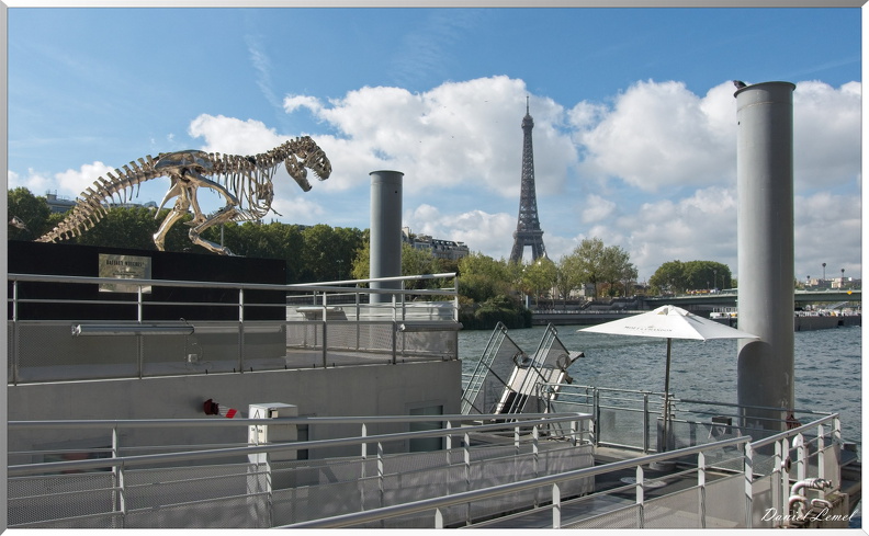 Dinosaure  et Tour Eiffel