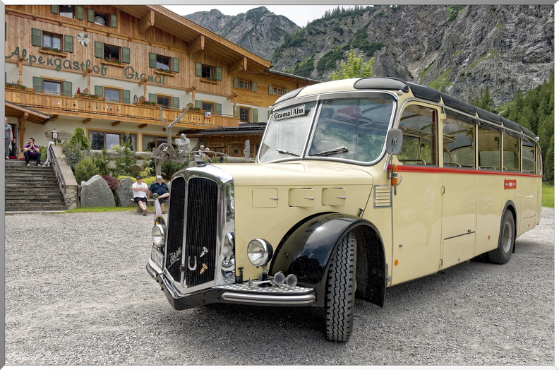 Ancien autocar Berna
