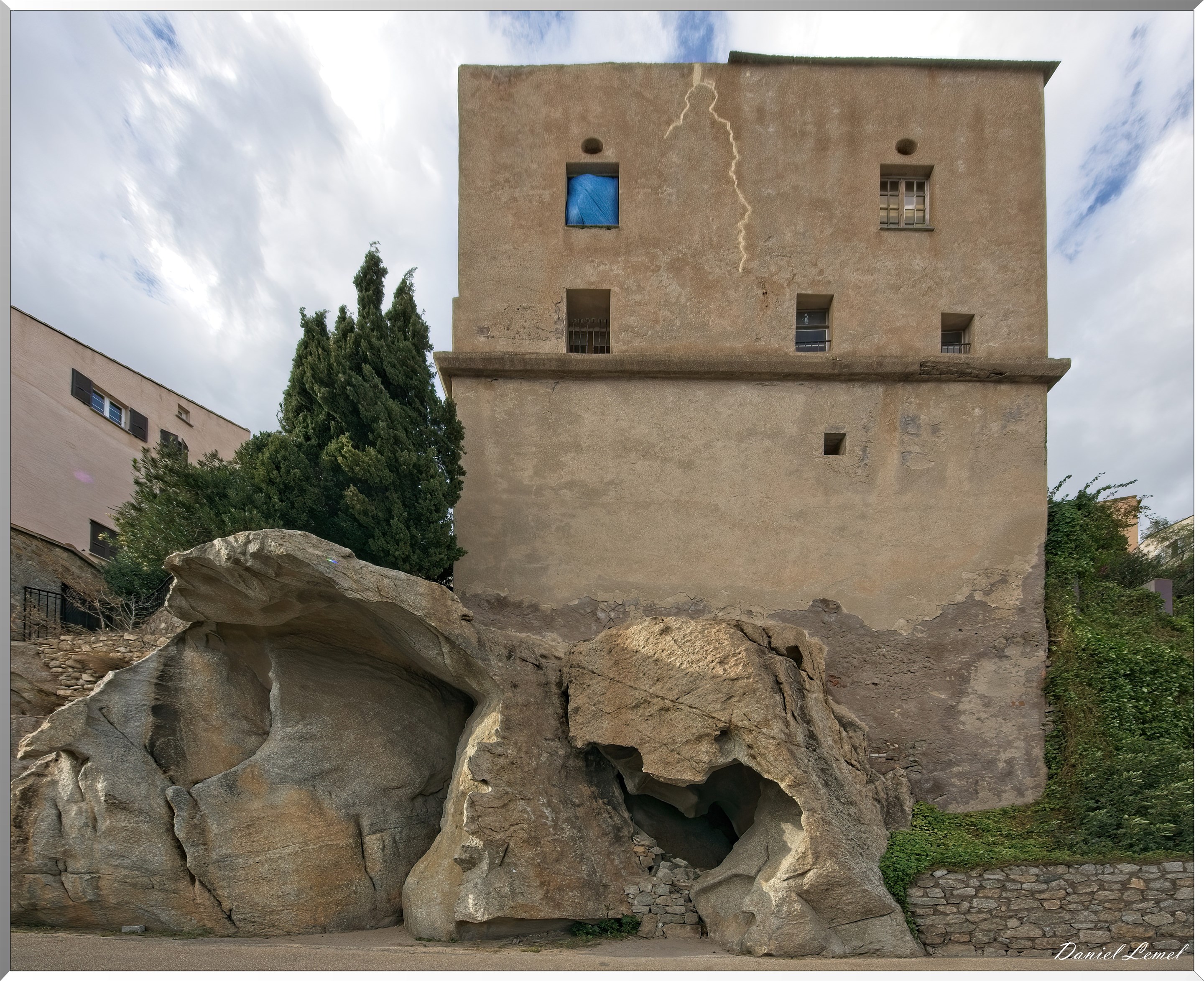 Maisons construites sur les roches