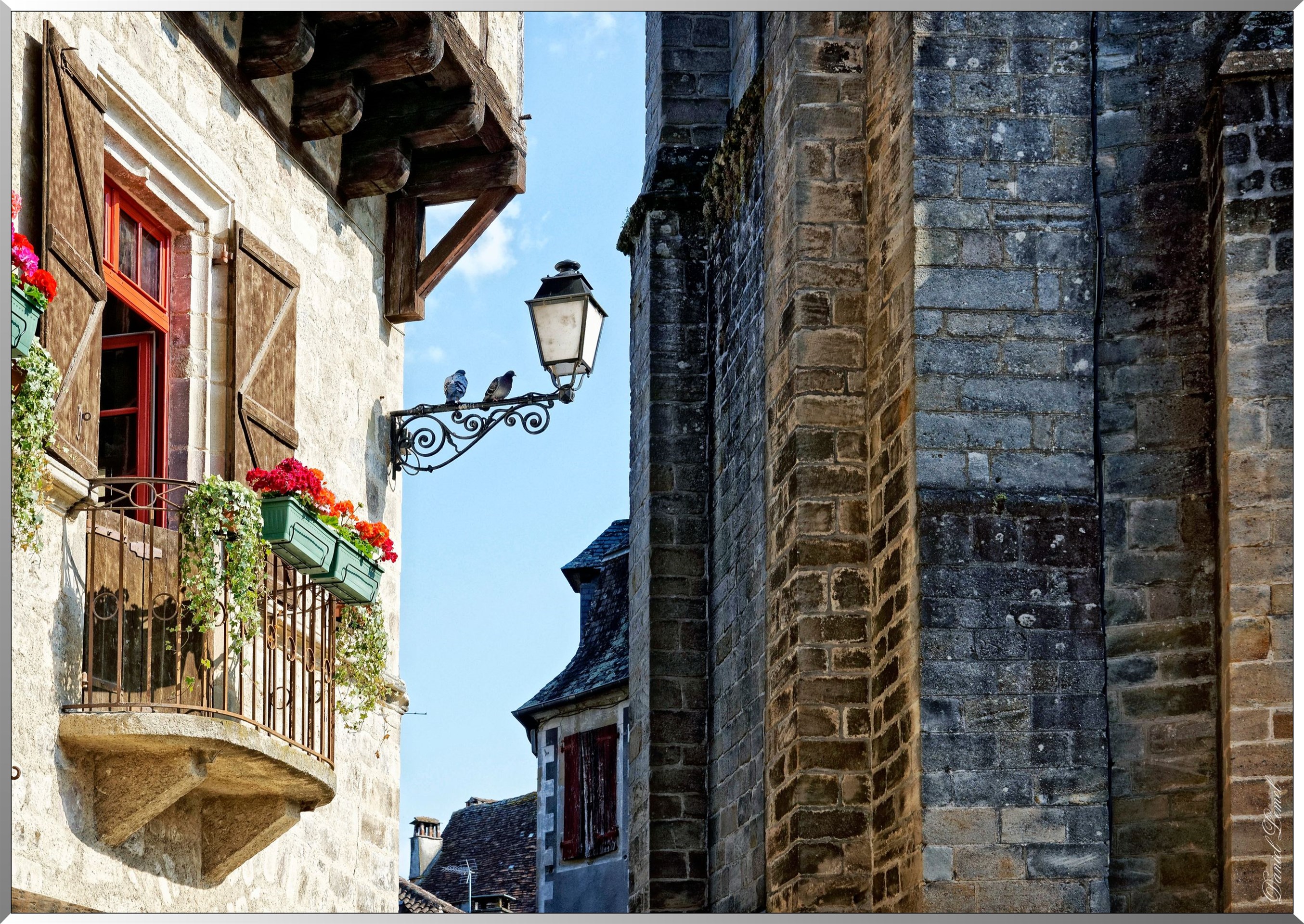 Balcon fer forgé et éclairage de rue