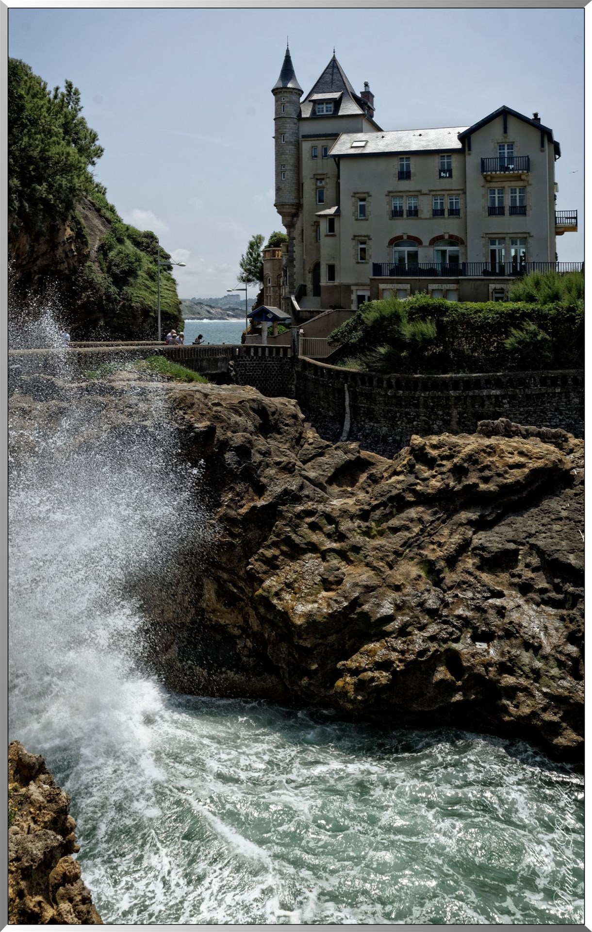 Manoir et grosse vague