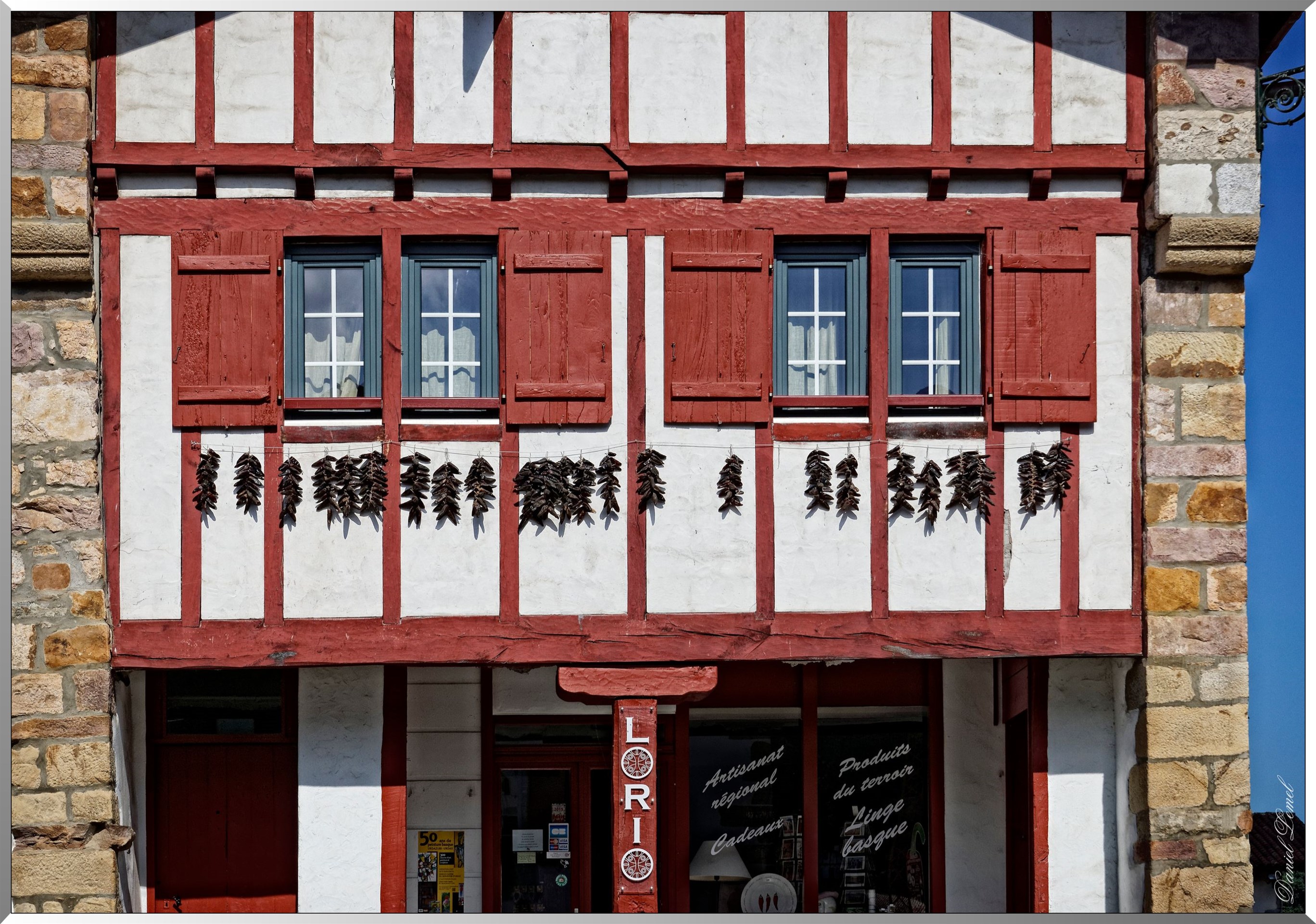 Façade avec séchage piments d'Espelete