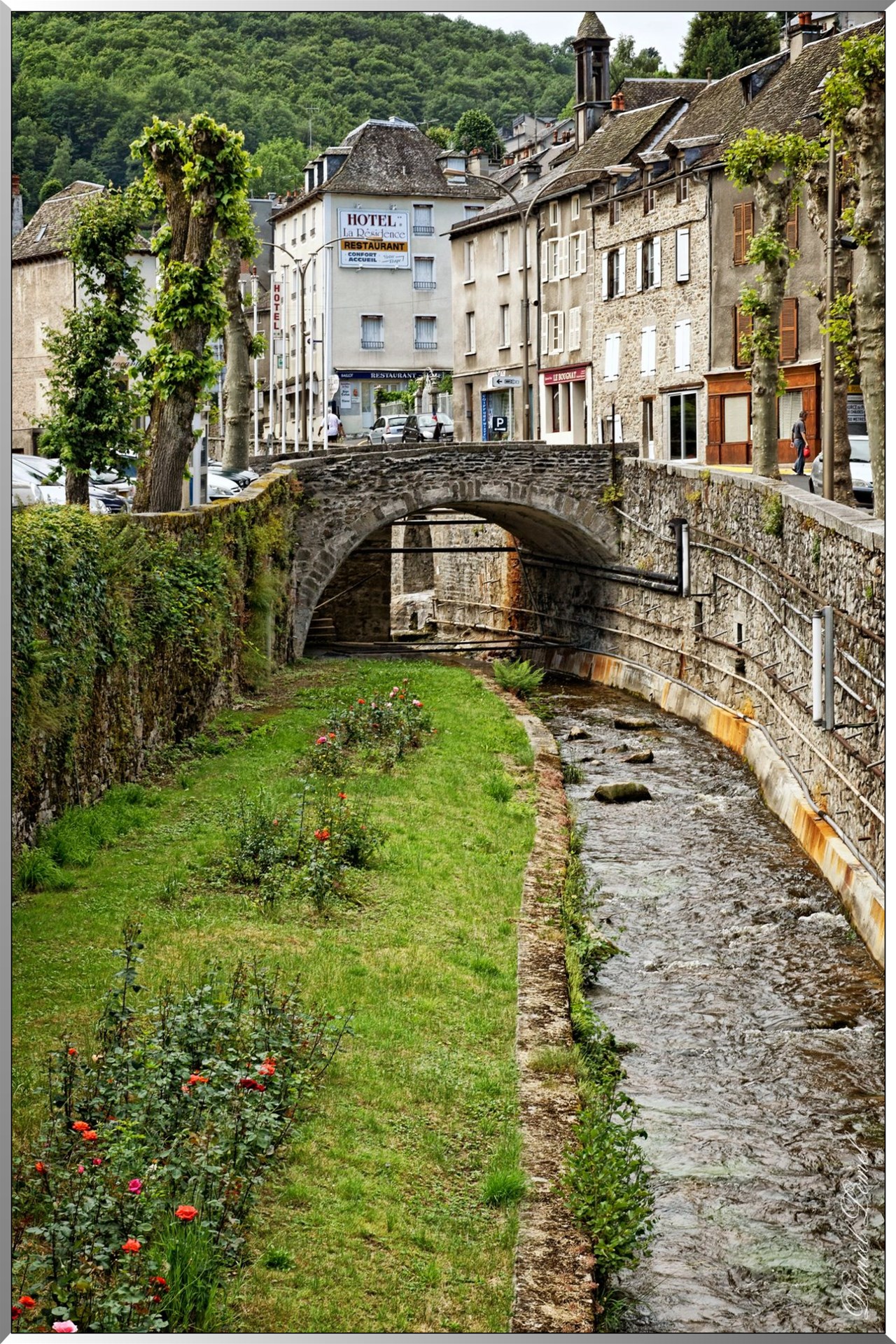 Pont et tuyaux d'eau chaude