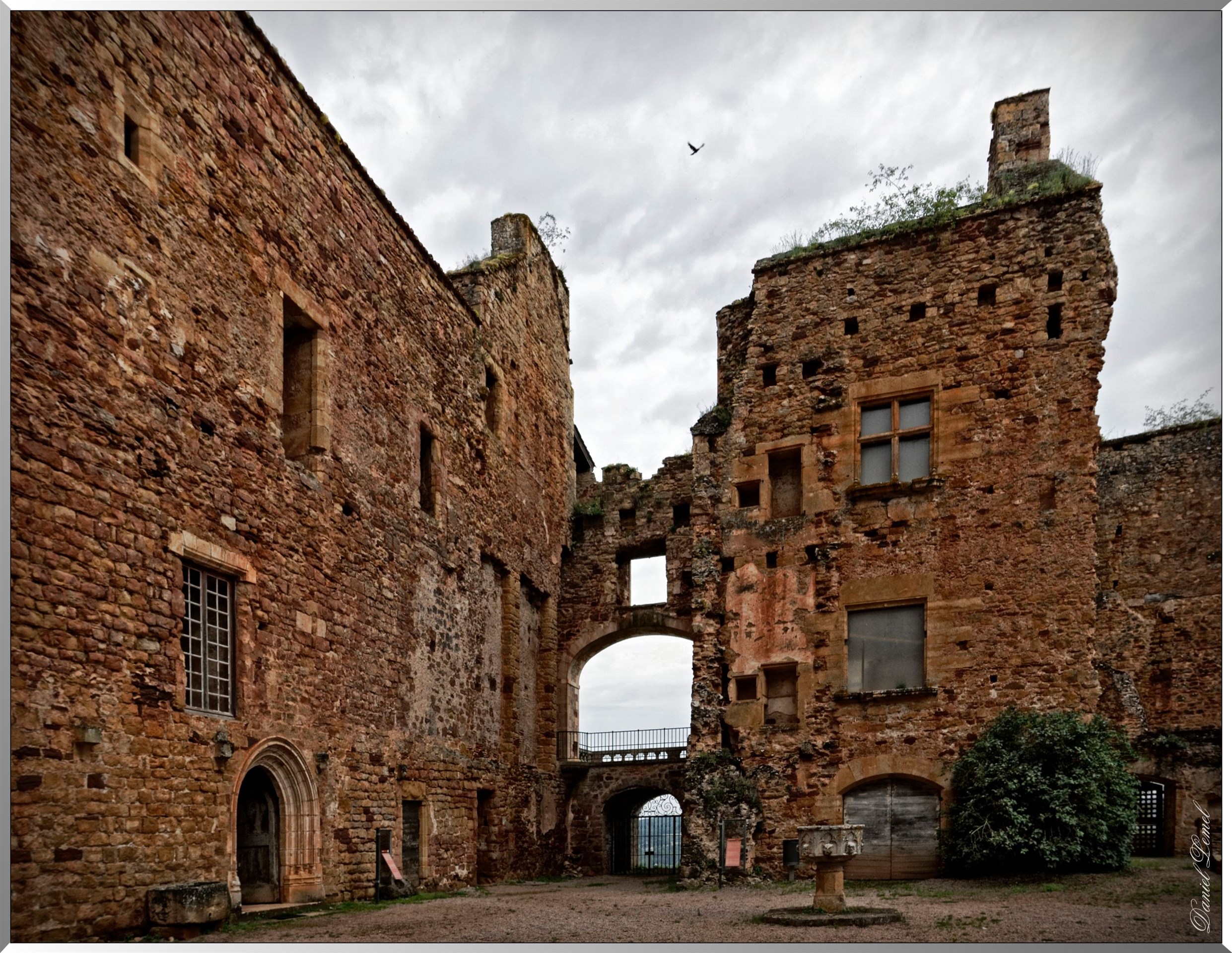Intérieur de l'enceinte du château