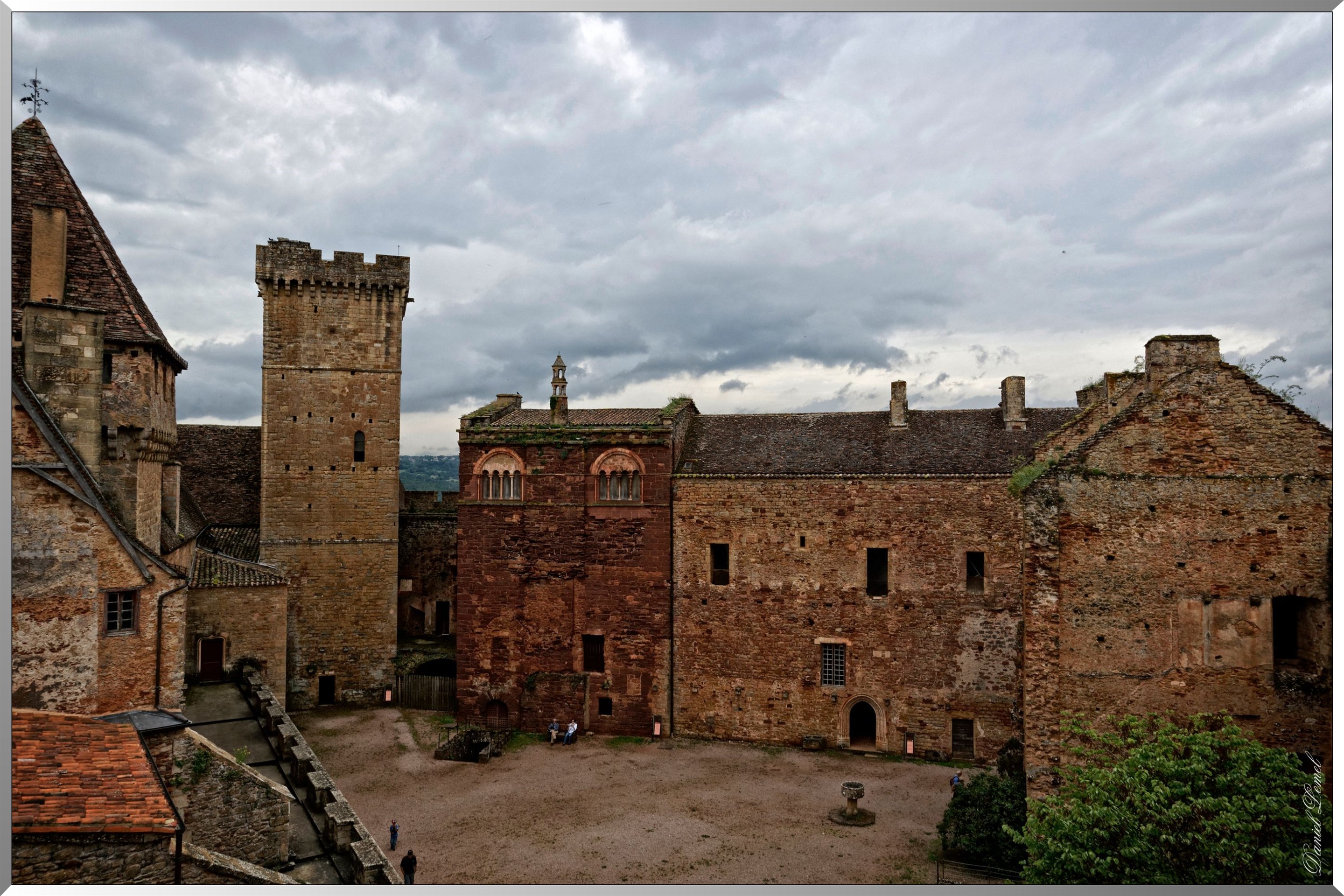 Donjon - Tour de l'auditoire et ce qu'il reste du logis