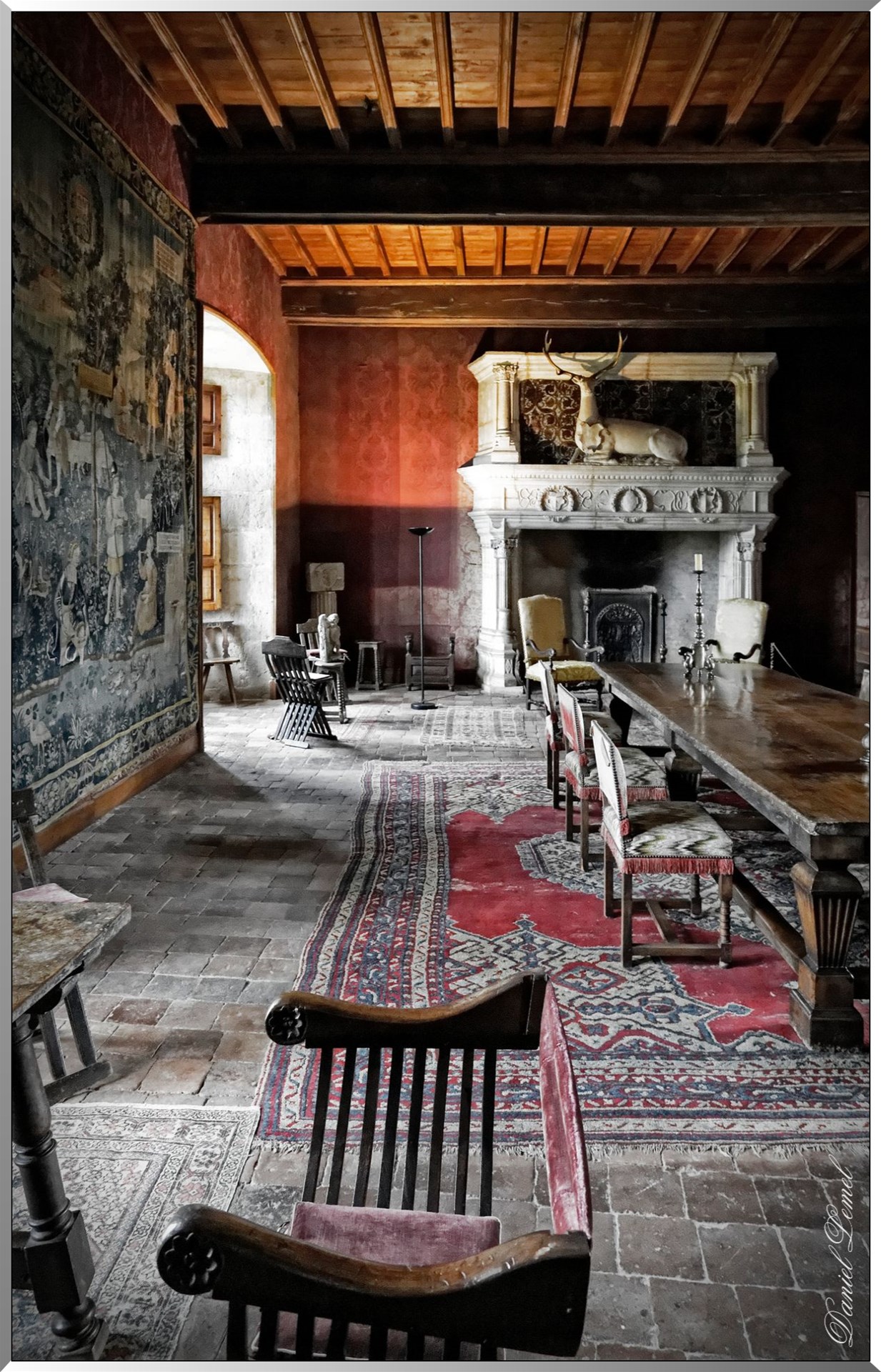 Cheminée et grande table en noyer