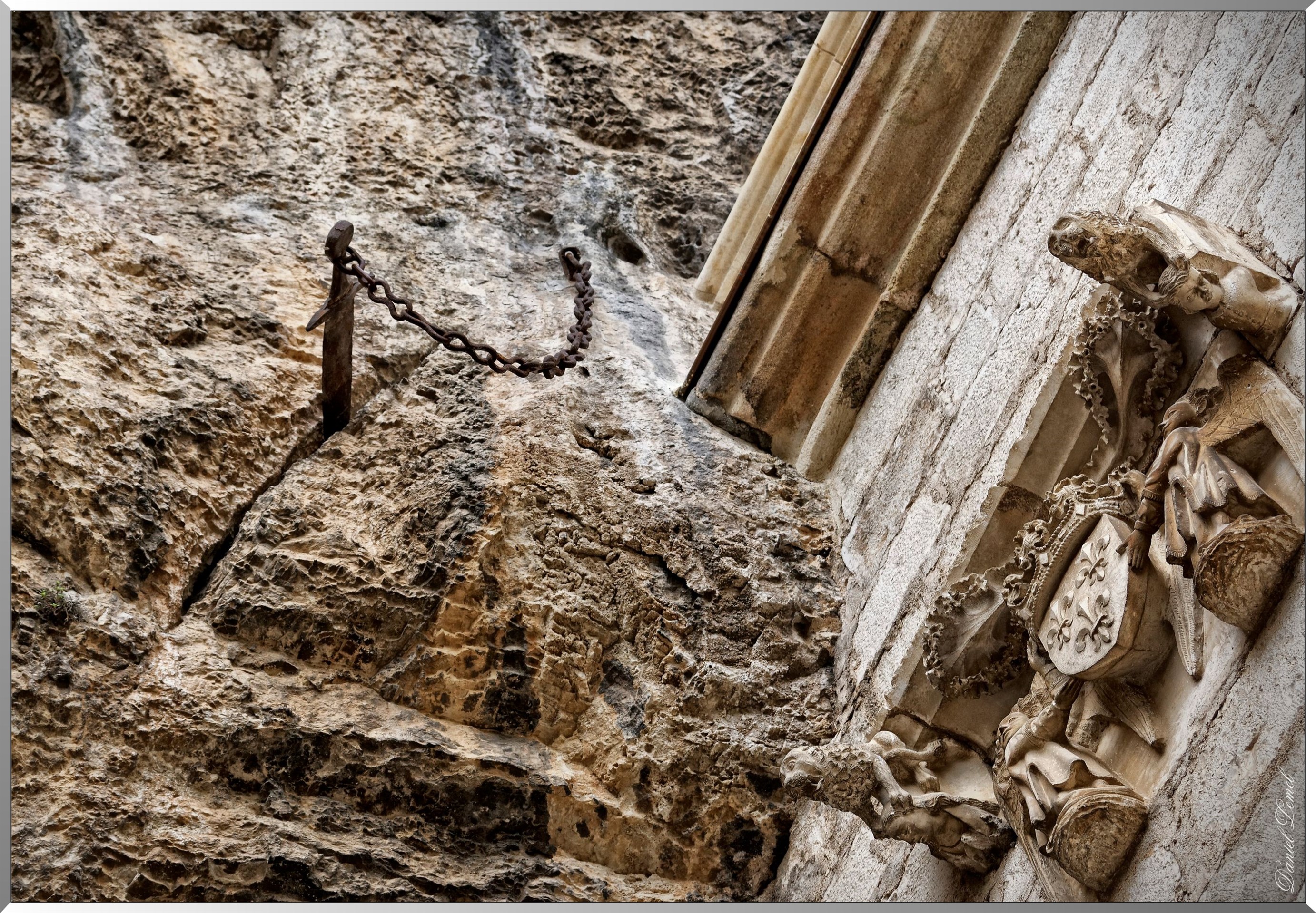 L'épée Durandal plantée dans la muraille