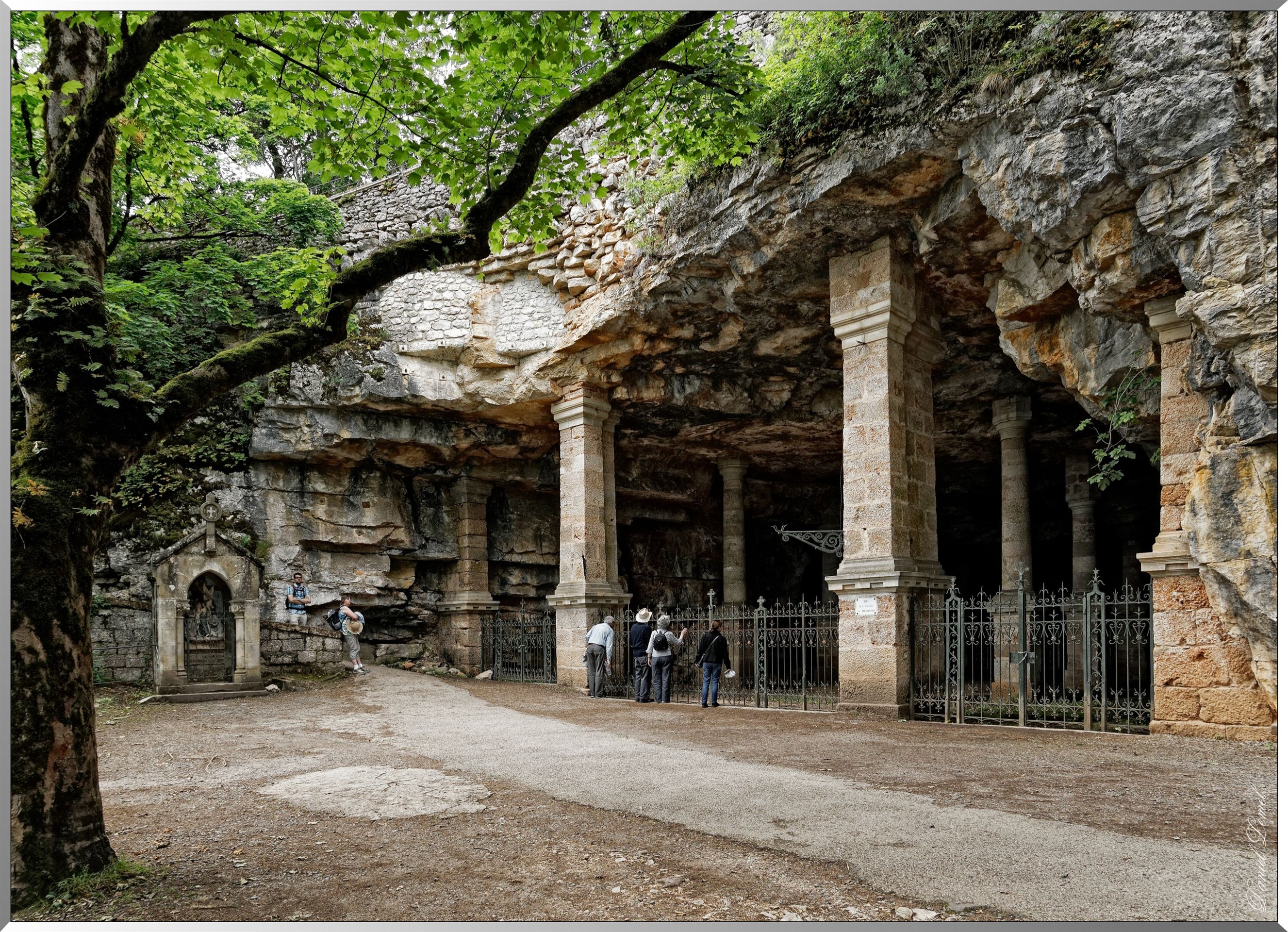 Sanctuaire niché au creux de la falaise