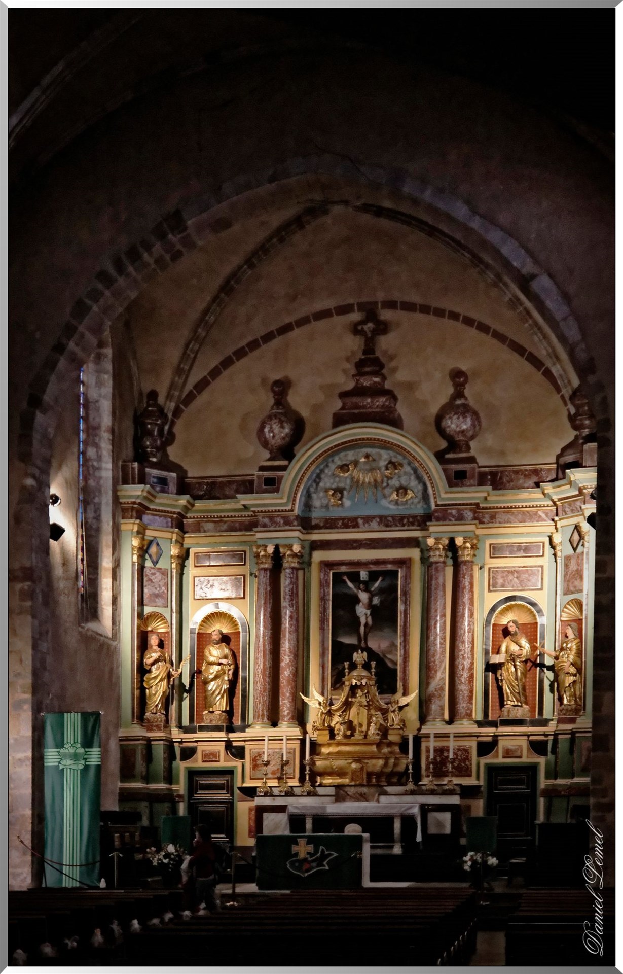 La nef et le retable du maître-autel