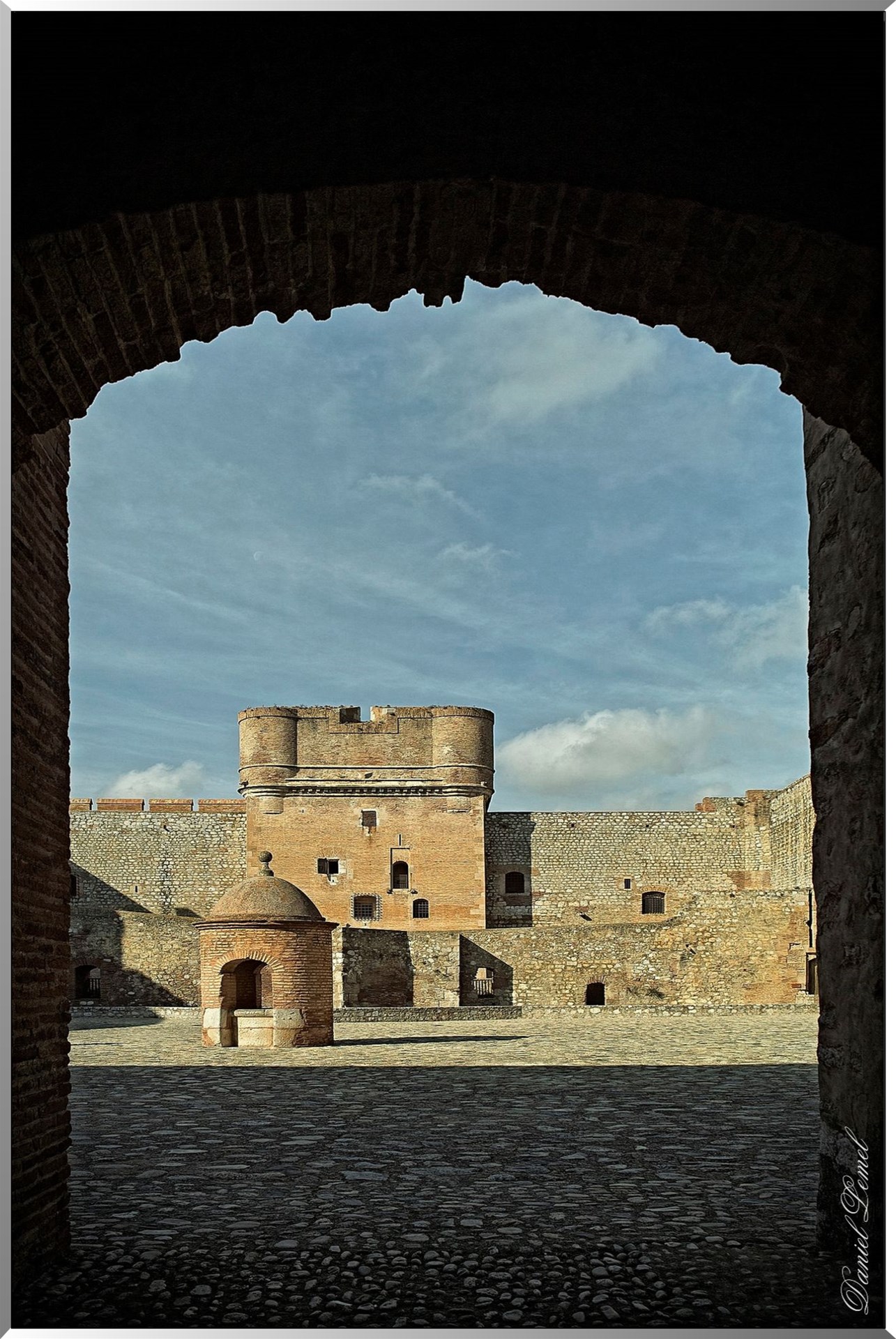 Le donjon et le puis