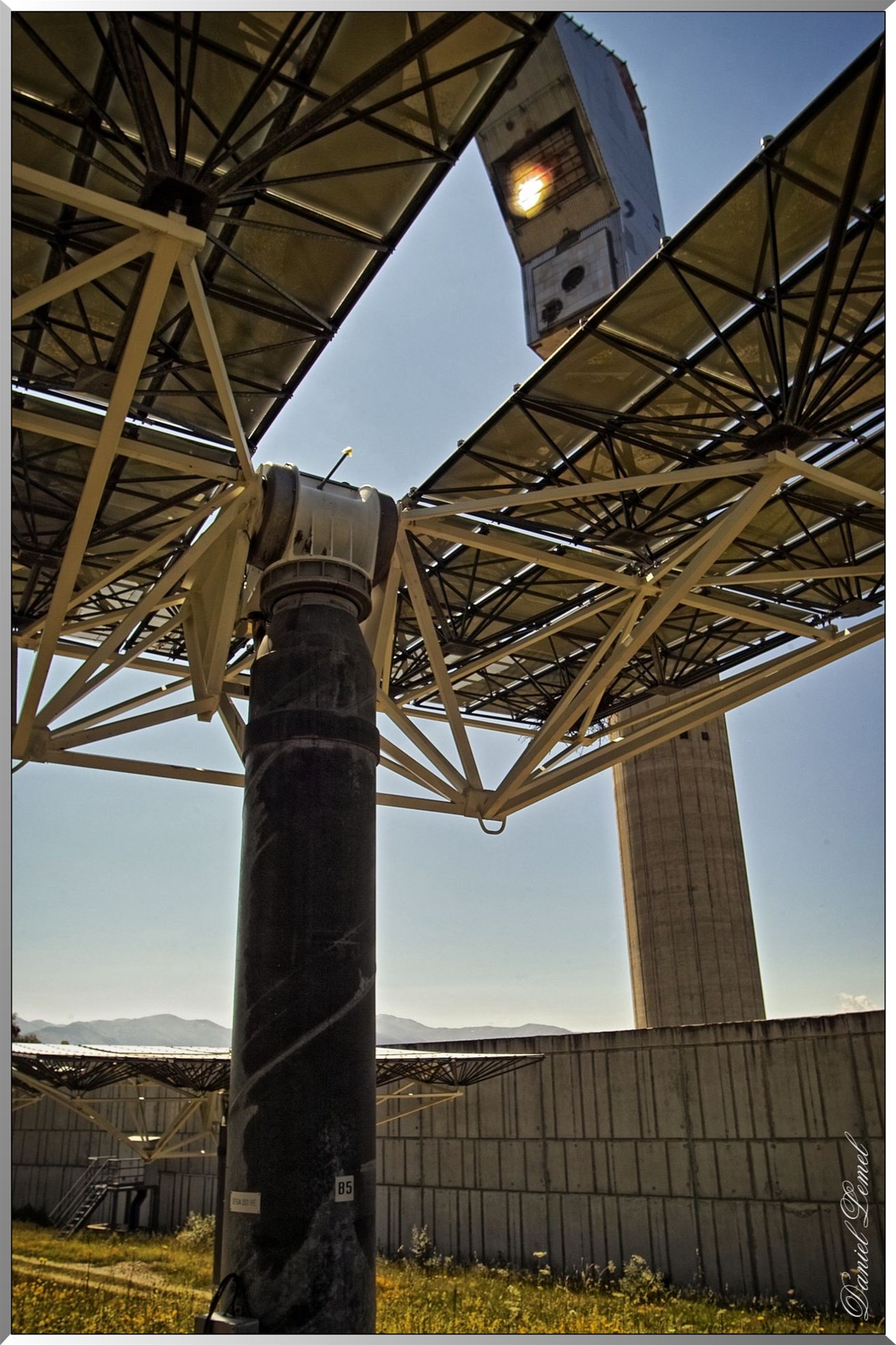 Le soleil dirigé dans la chaudière - Centrale Thémis de Targasonne