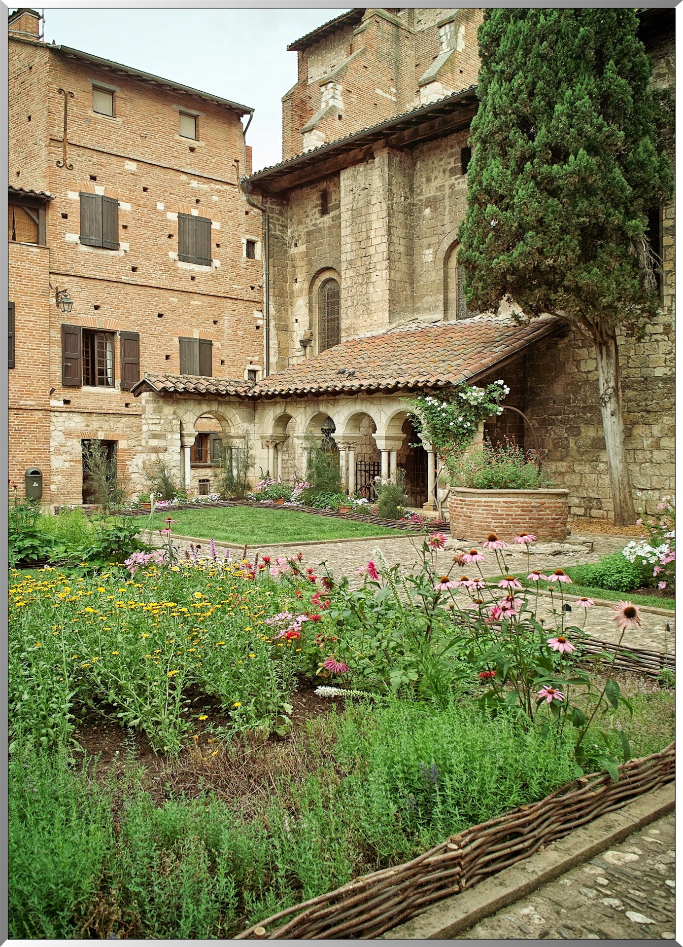 Place du Cloître Saint Salvi