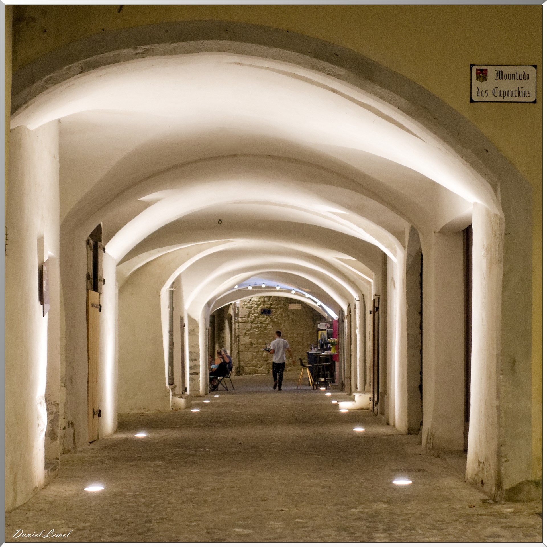 Le village la nuit - Passage couvert