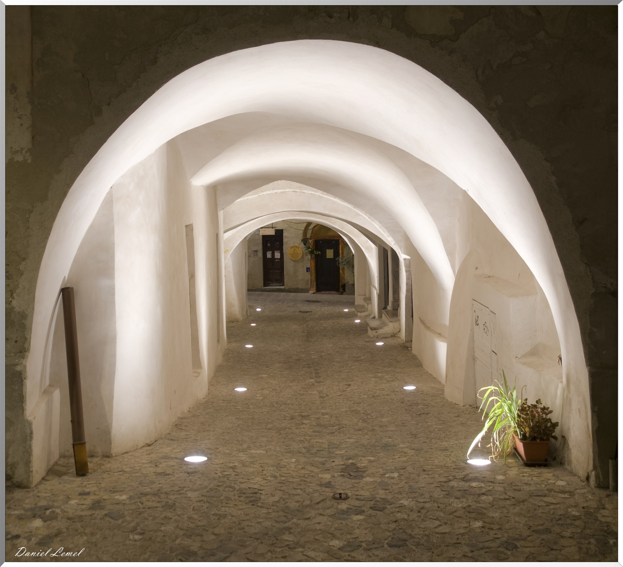 Le village la nuit - Passage couvert