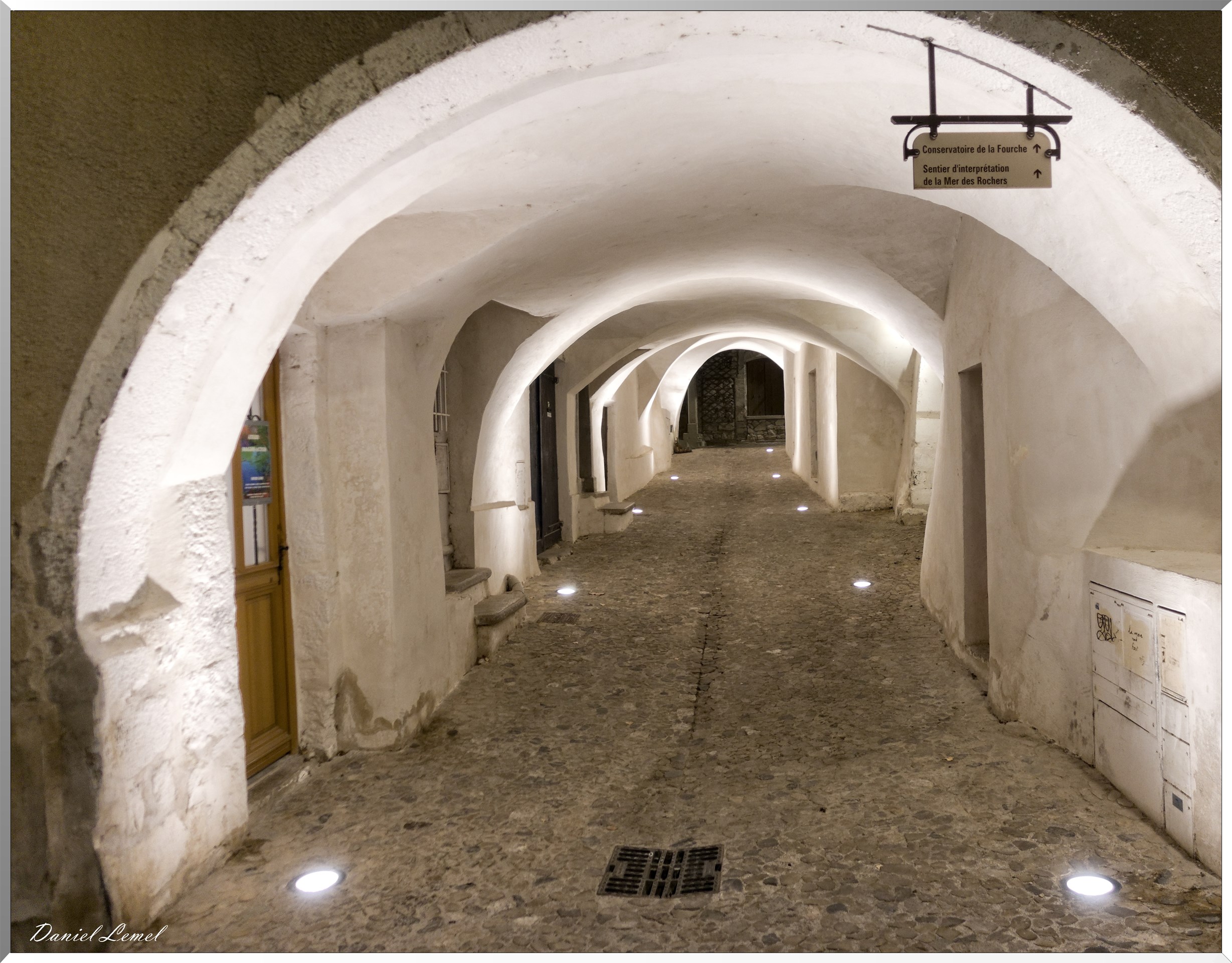 Le village la nuit - Passage couvert