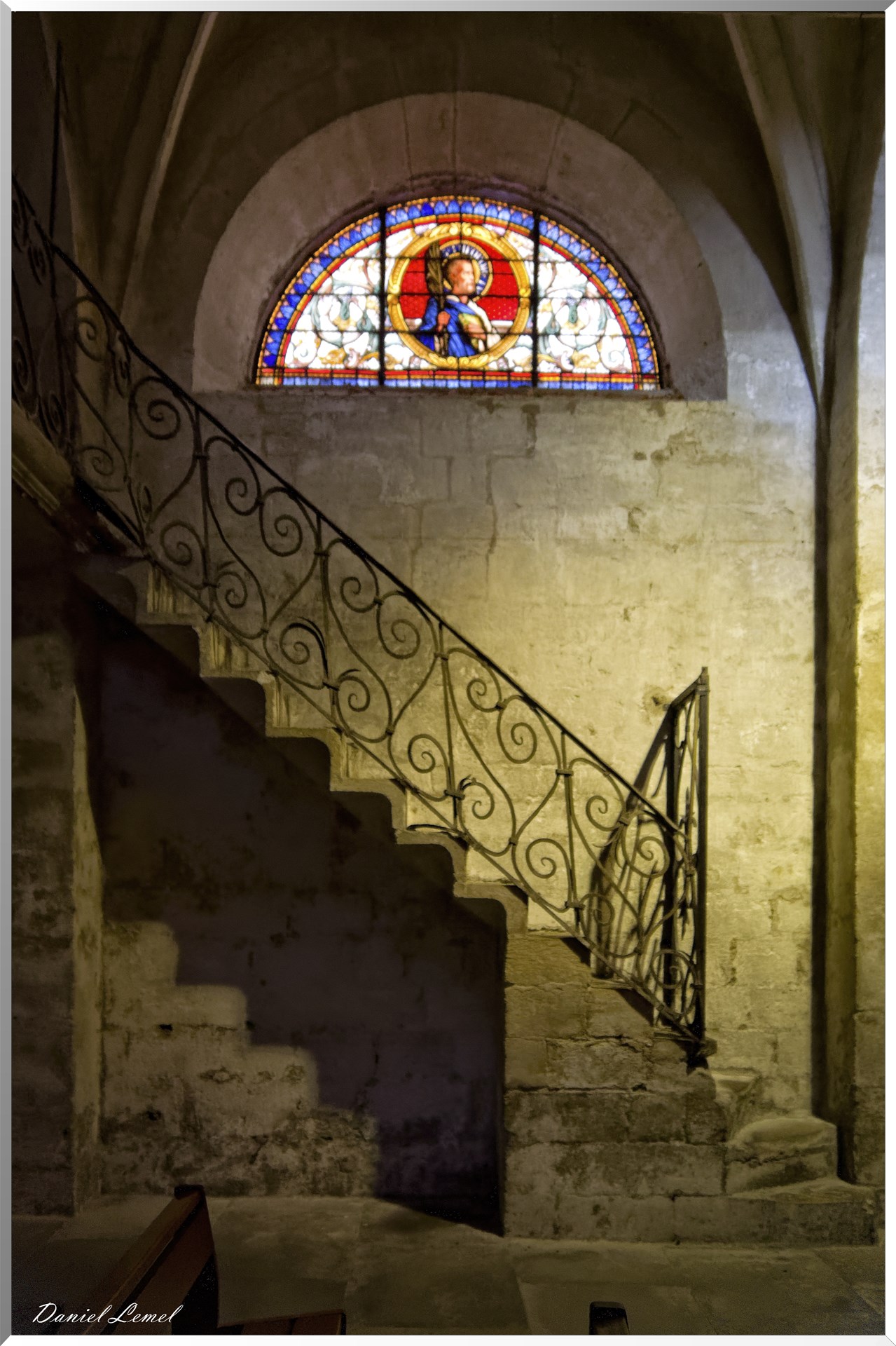 La cathédrale Saint-Théodorit - Escalier et vitraux
