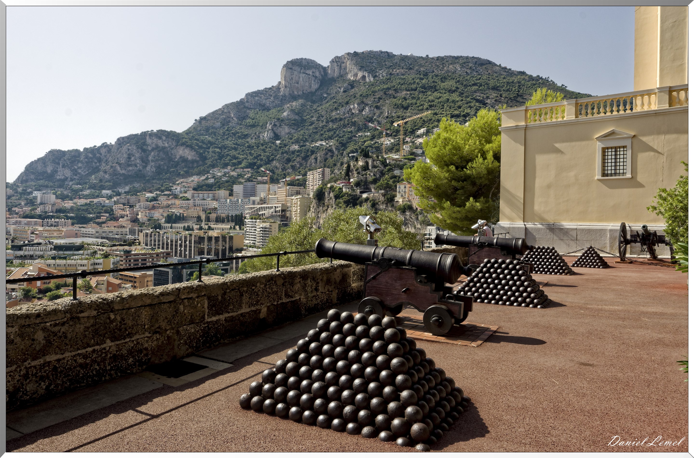 Canons et boulets sur la Place du Palais