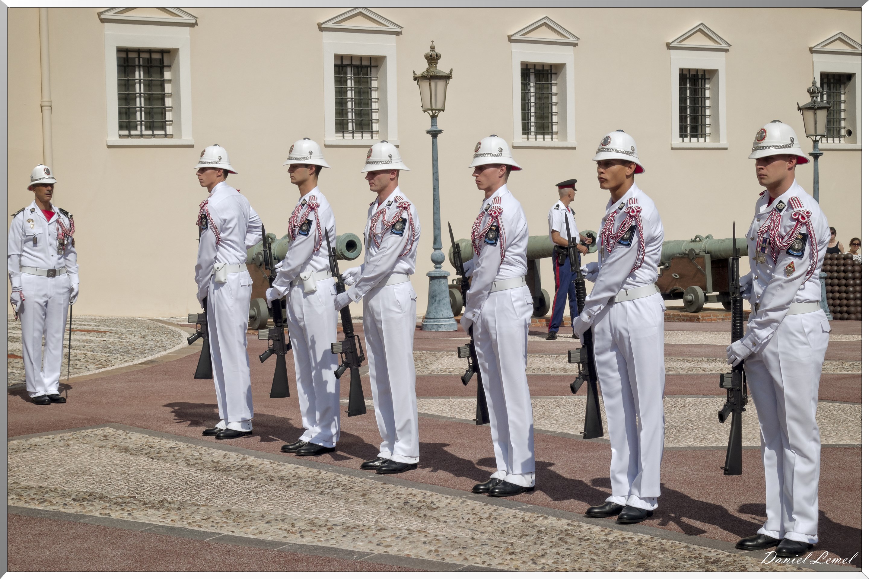 La place du Palais, - Le cérémonial de relève de la garde.