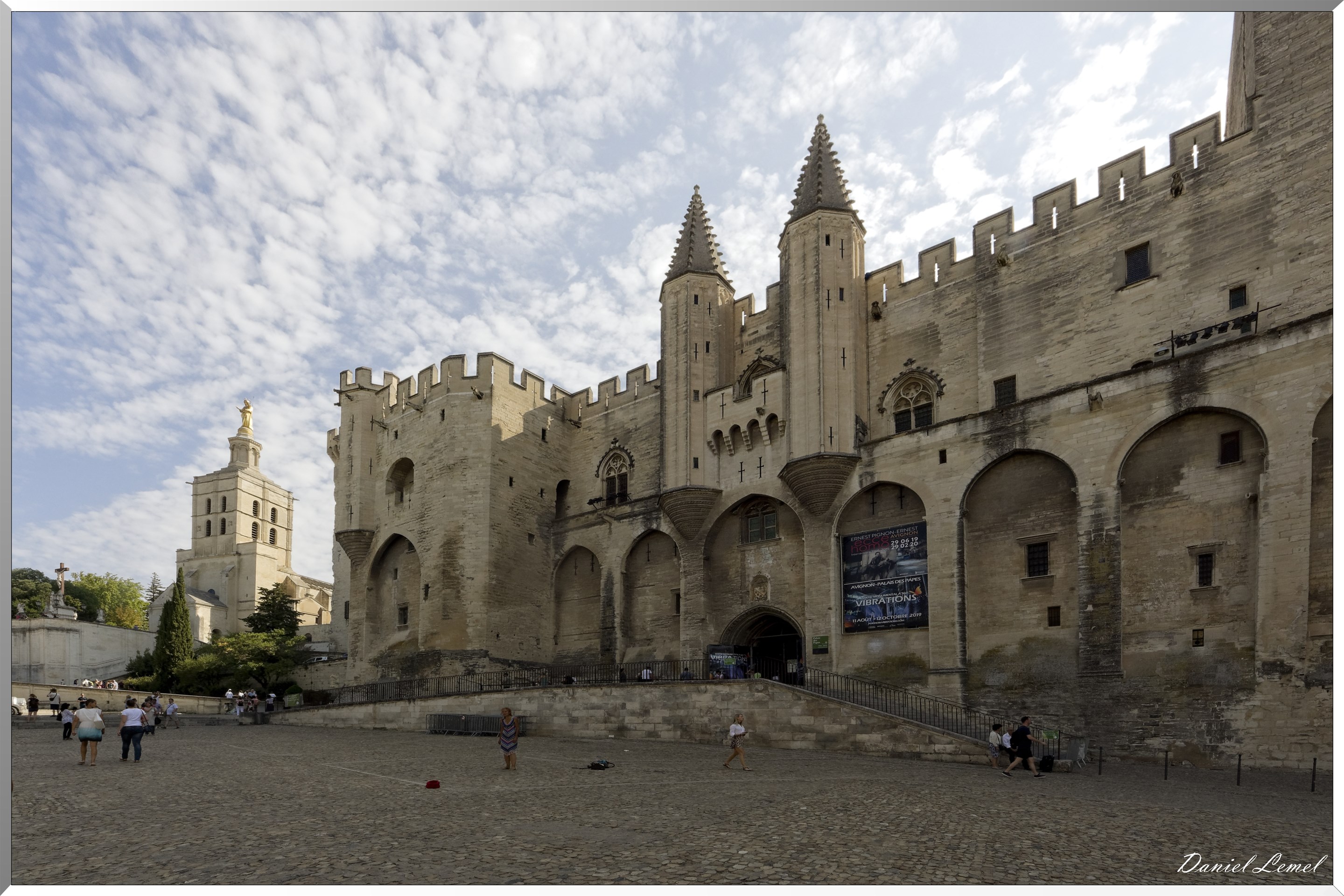Le Palais des papes vue de la Place du Palais