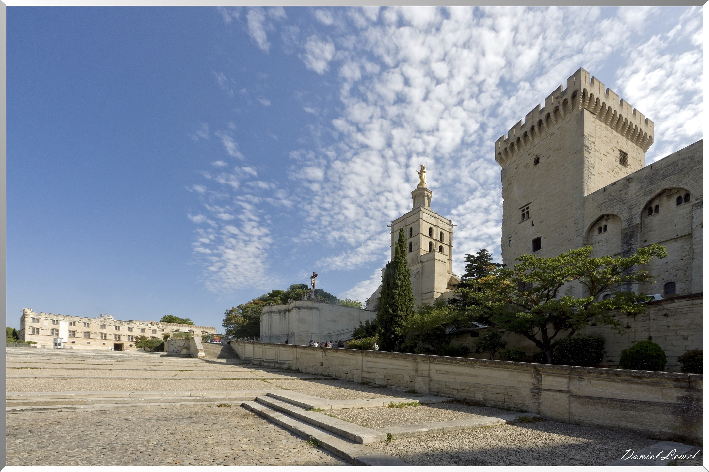 Le Palais des papes vue de la Place du Palais
