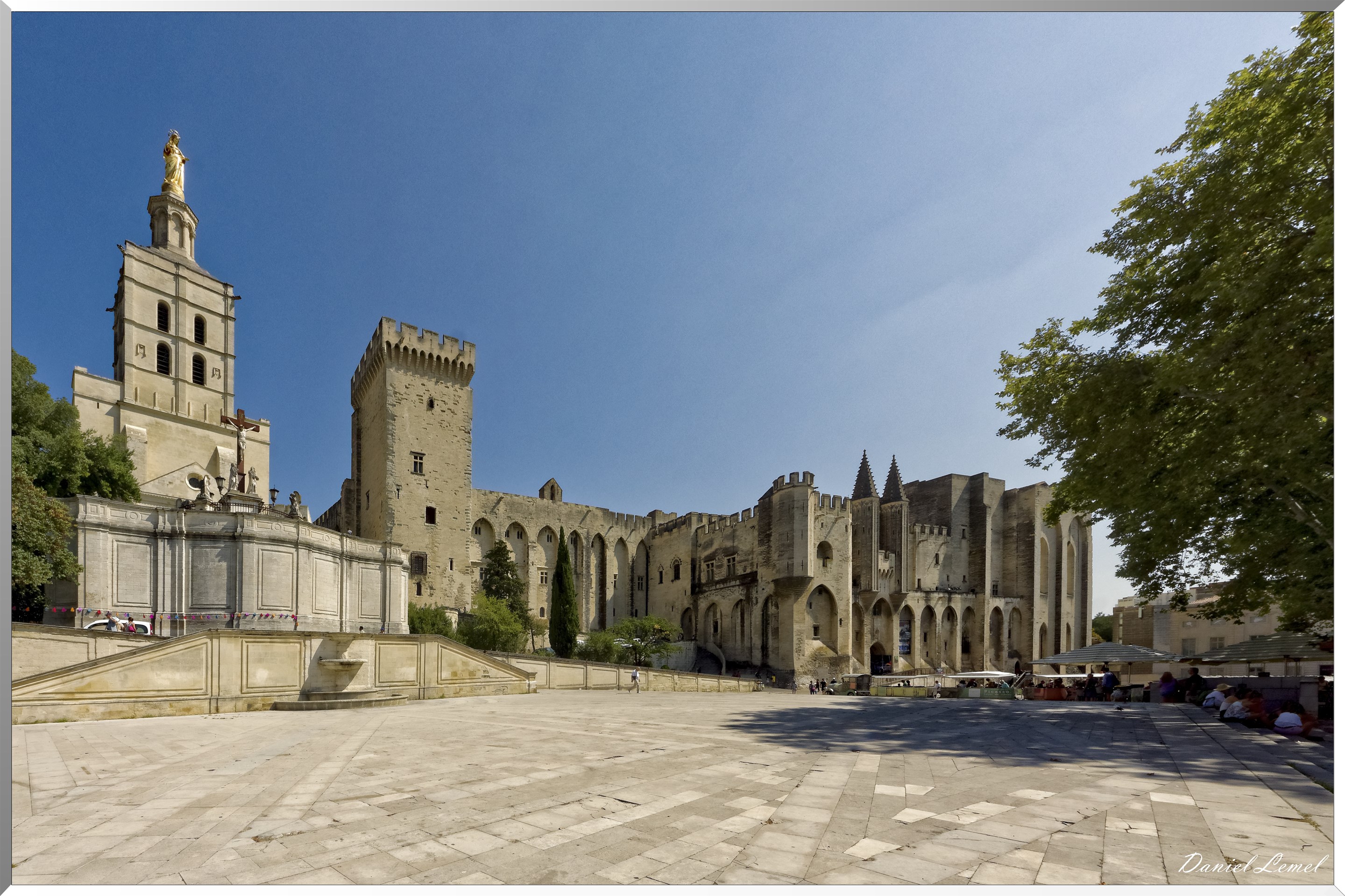 Le Palais des papes vue de la Place du Palais