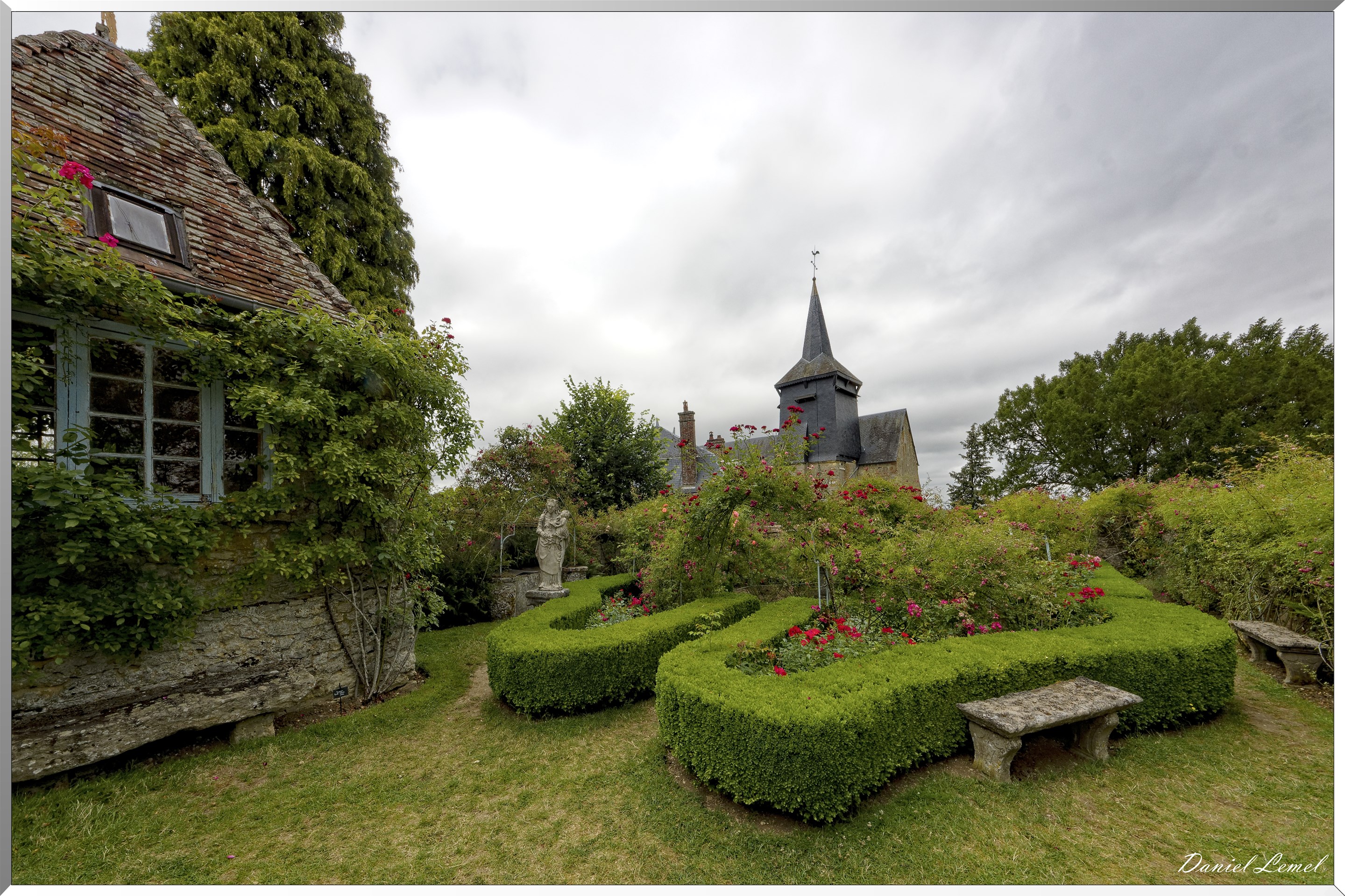 La roseraie et la collégiale