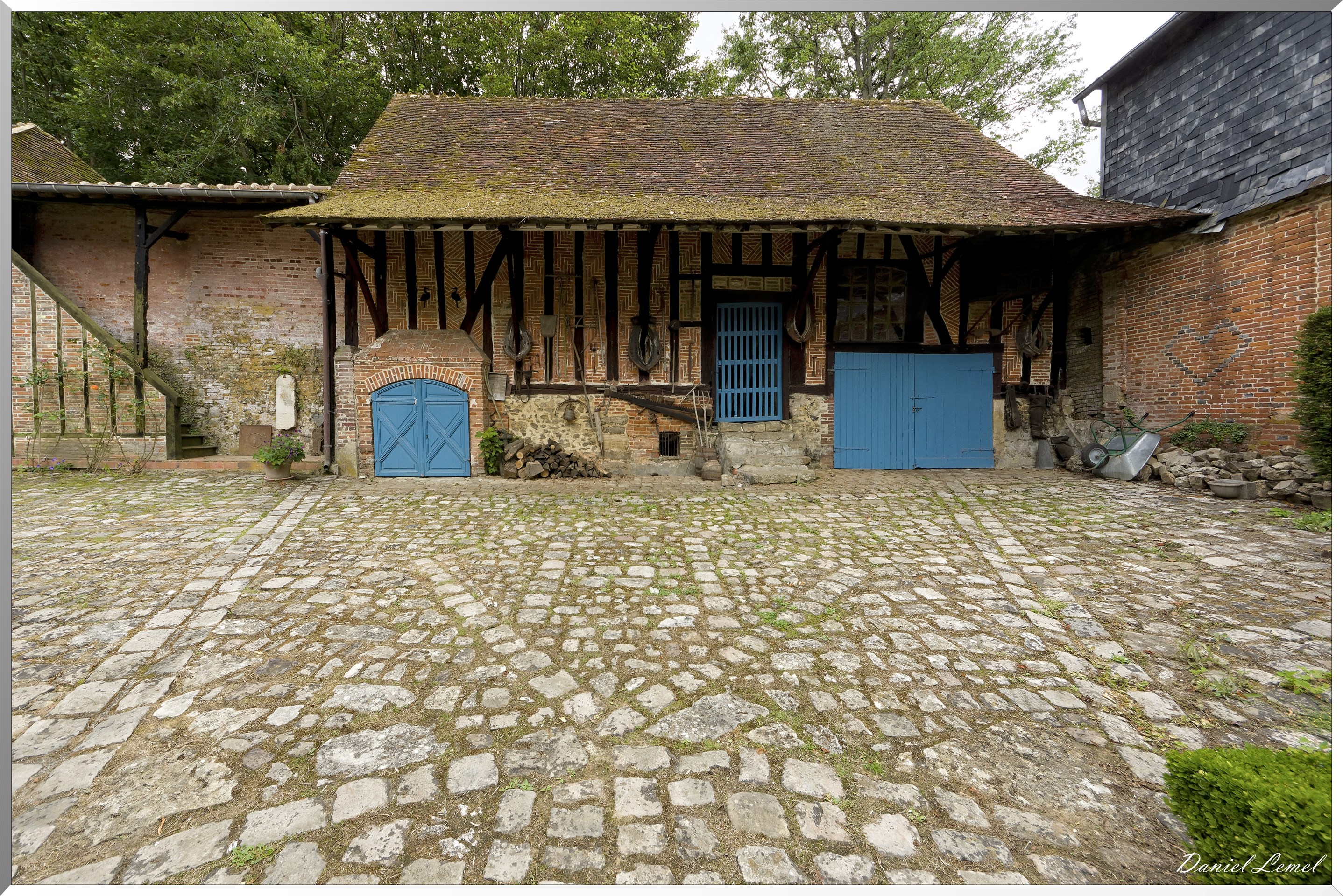 Ancienne écurie avec la cave à vin et cave à cidre