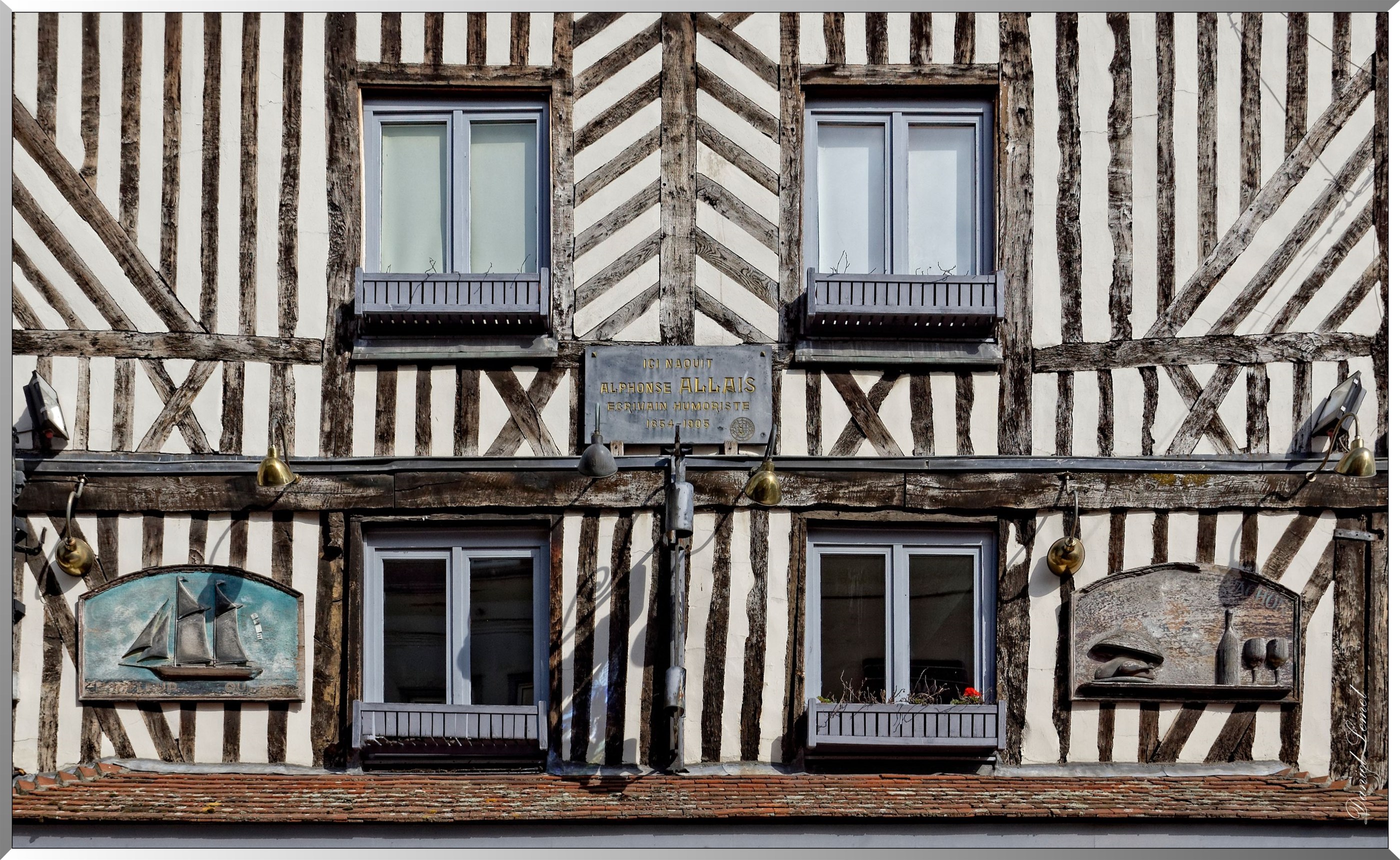 Façade de l'ancienne maison de Alphonse Allais