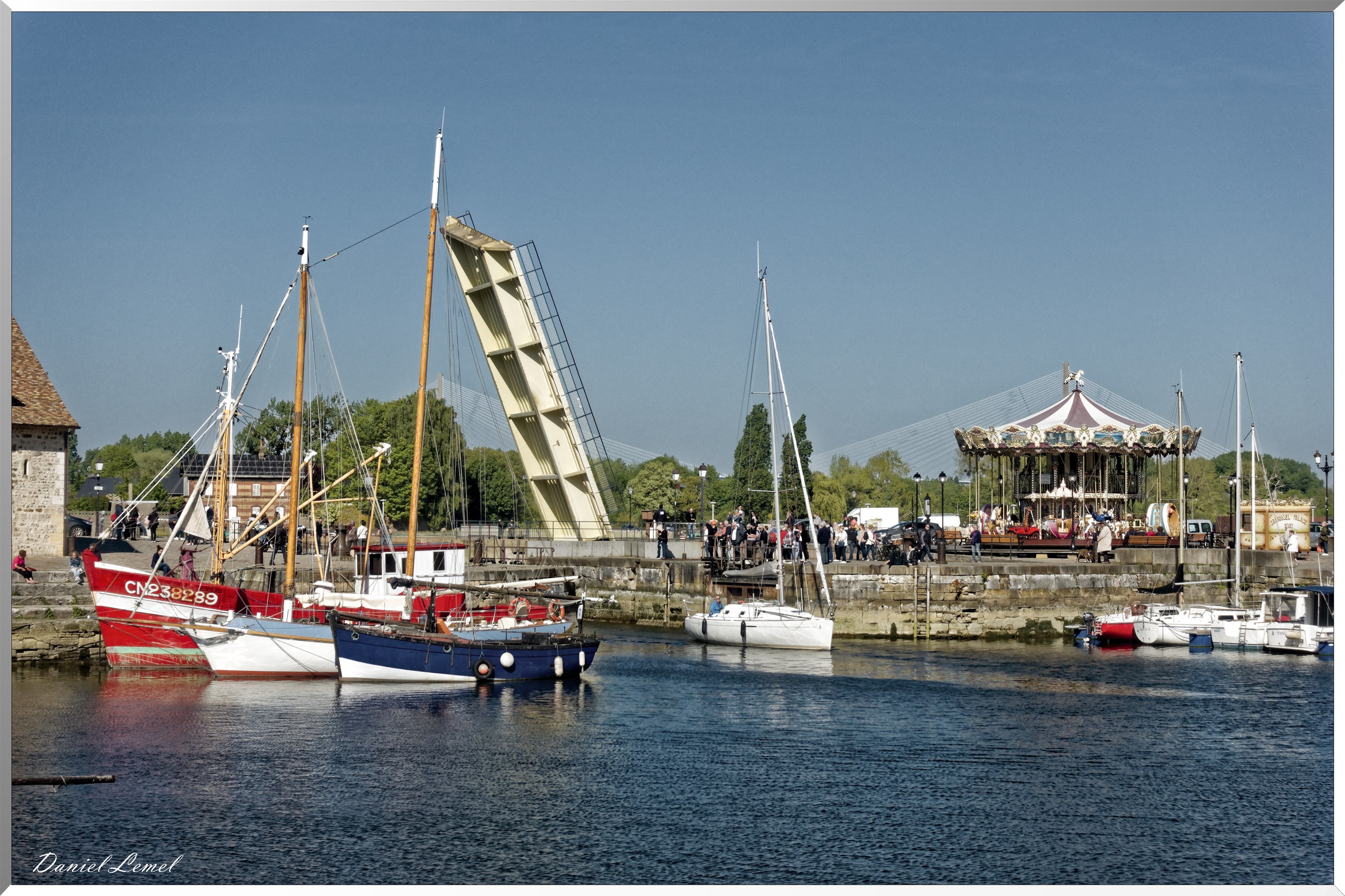 Pont d'accès au vieux bassin