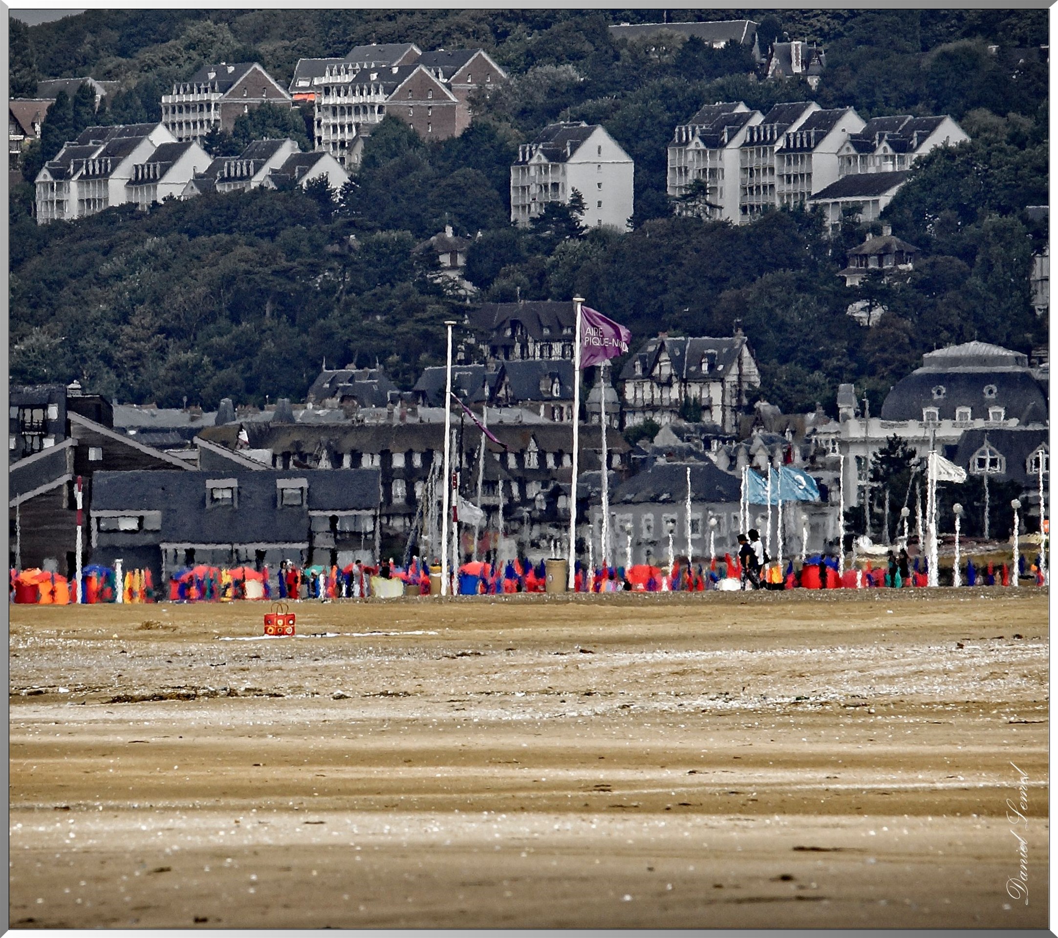 Vapeur au dessus des parasols