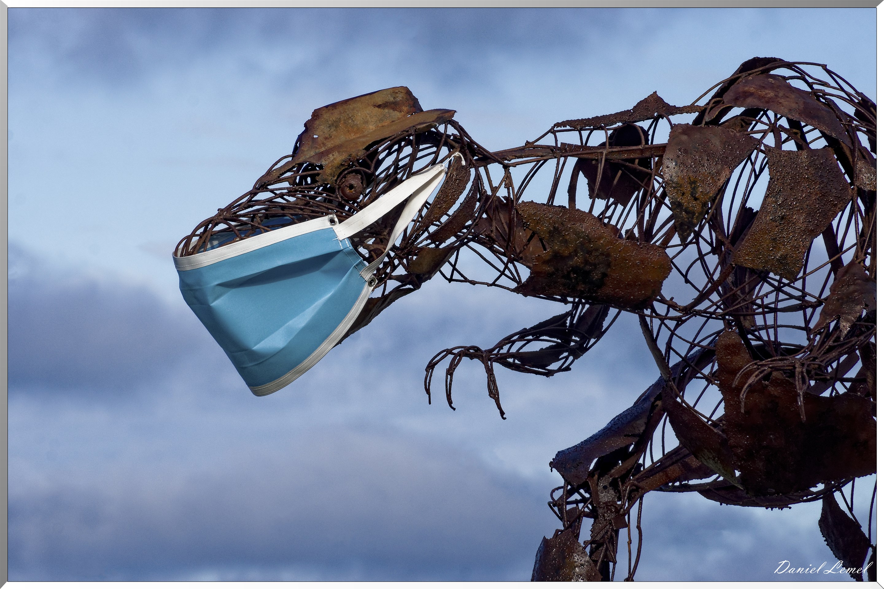 Squelette de dinosaure masqué