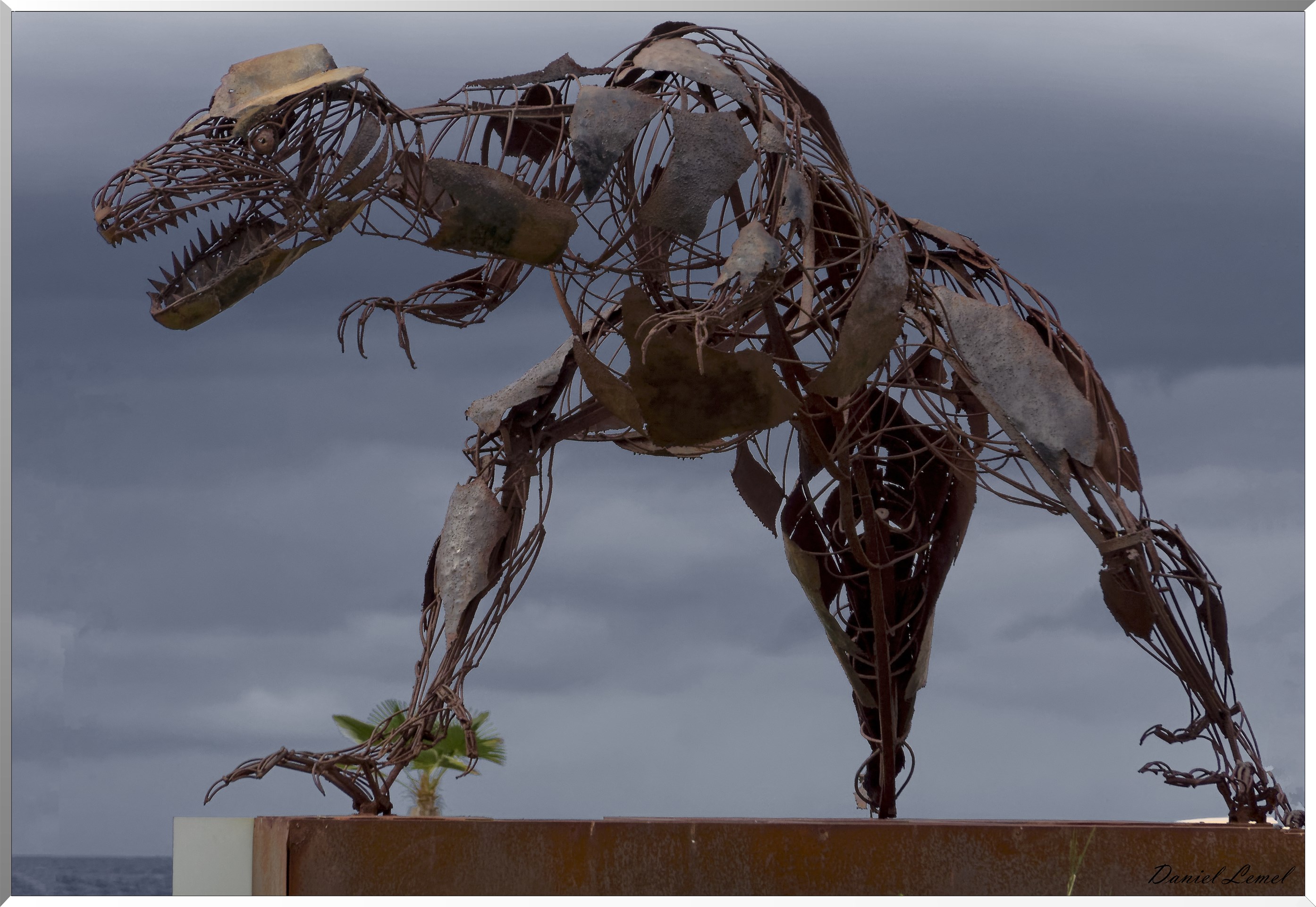 Squelette de dinosaure sur un rond point