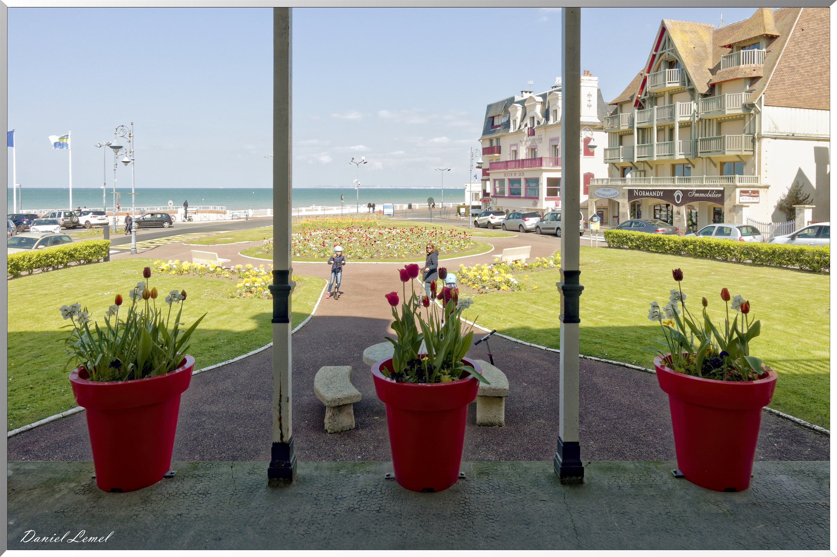 Devant l'Office de tourisme