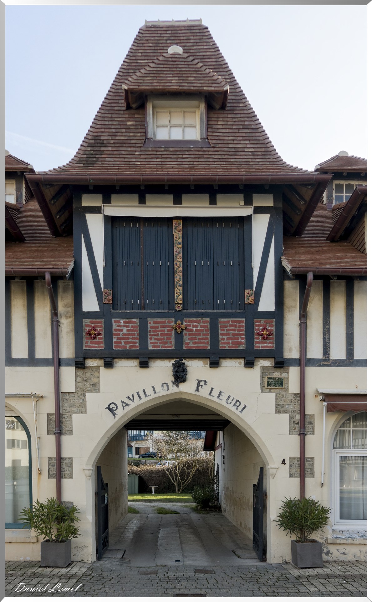 Porche pavillon fleuri