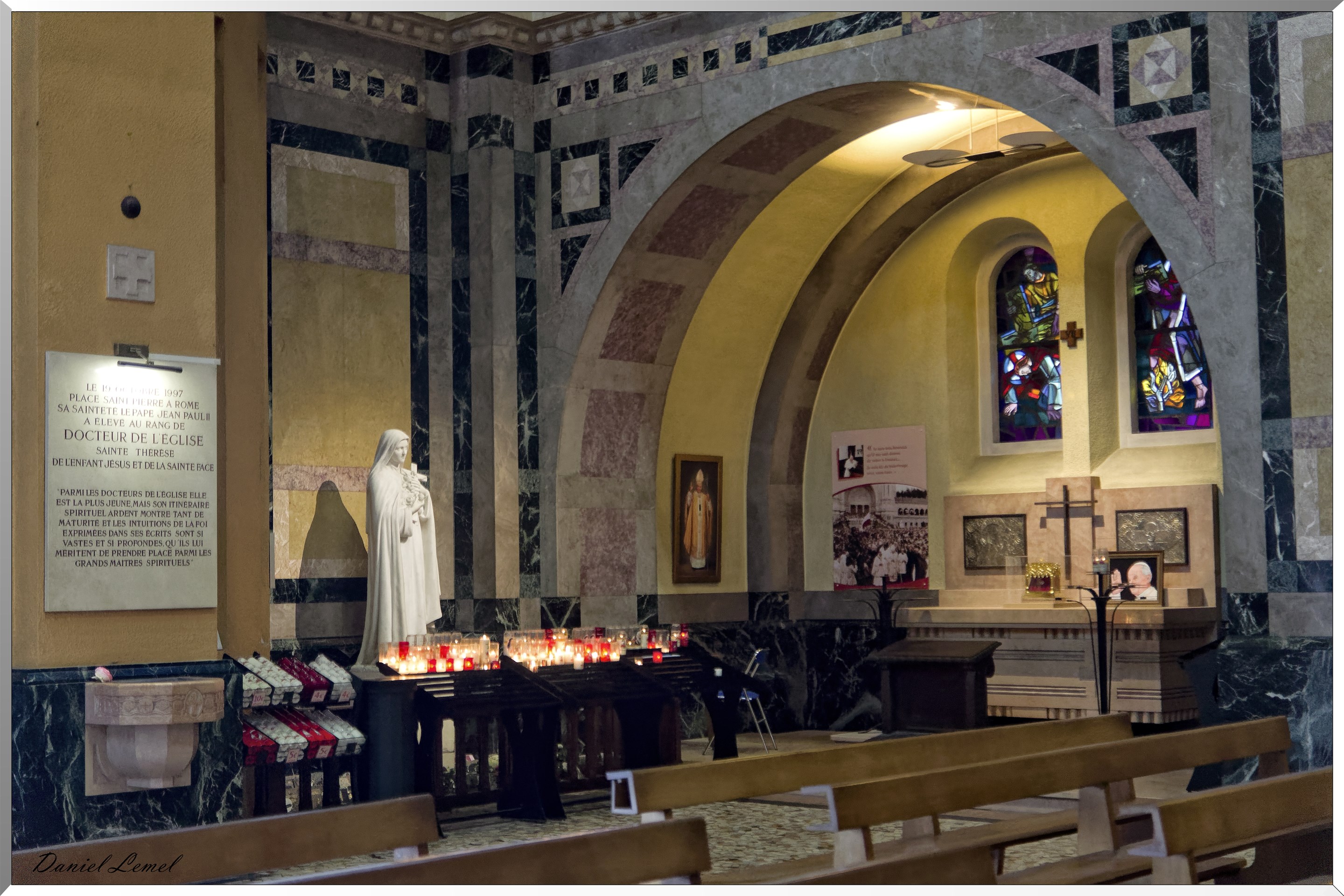 Un parmi 18 des autels mineurs