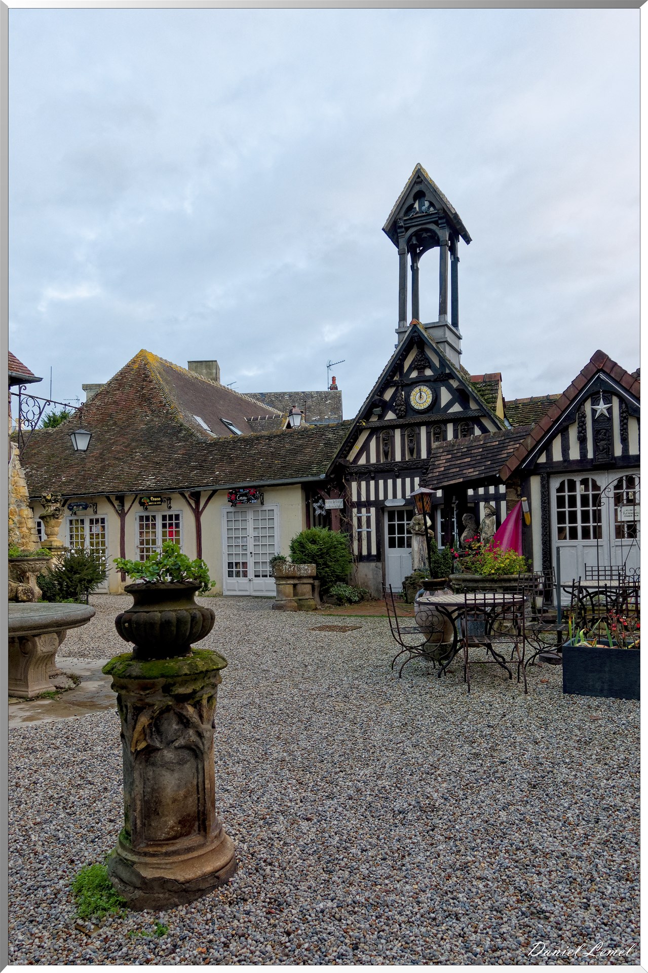 Bâtiment et sculptures du Village d'Art