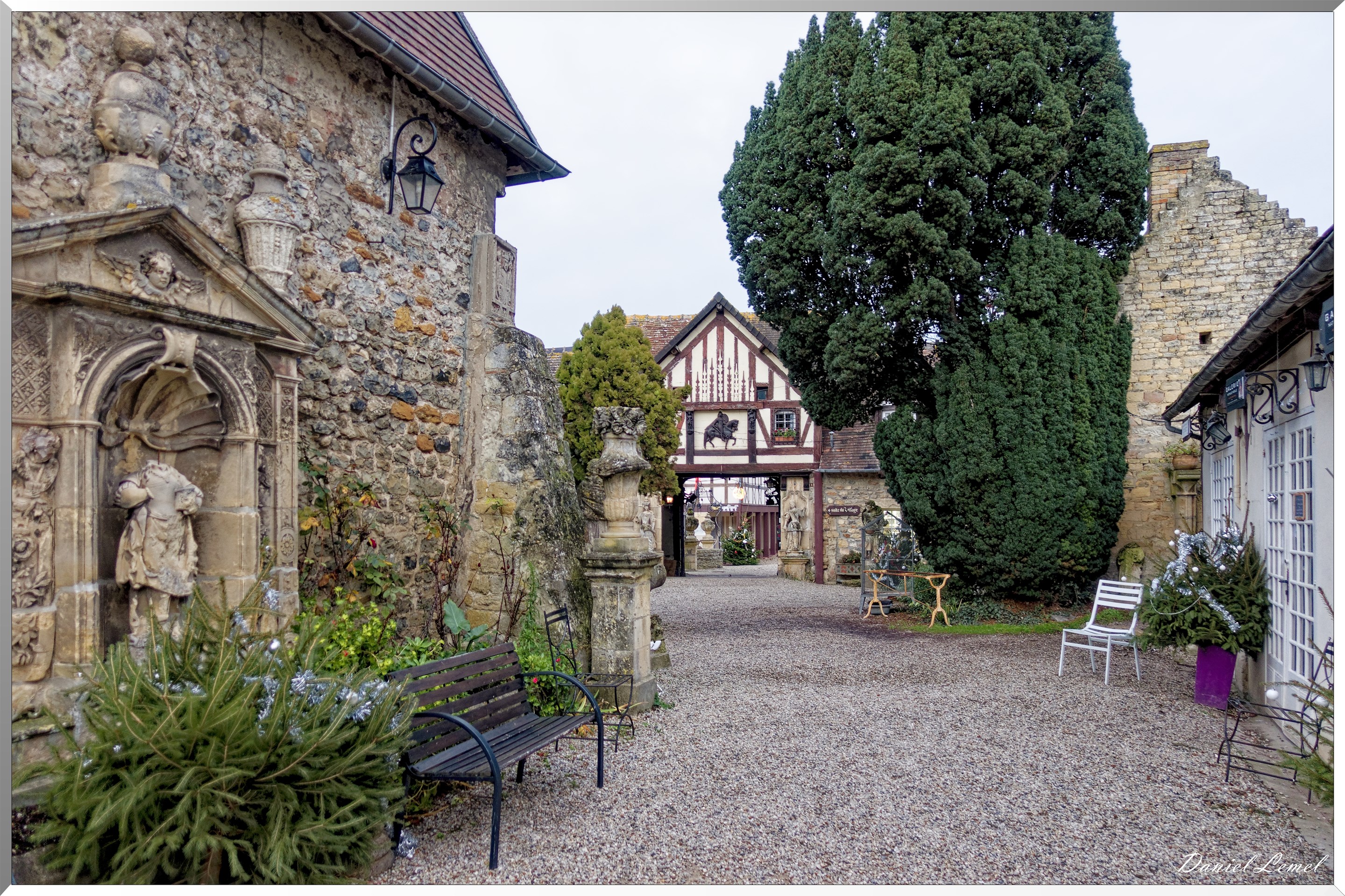Bâtiment et sculptures du Village d'Art