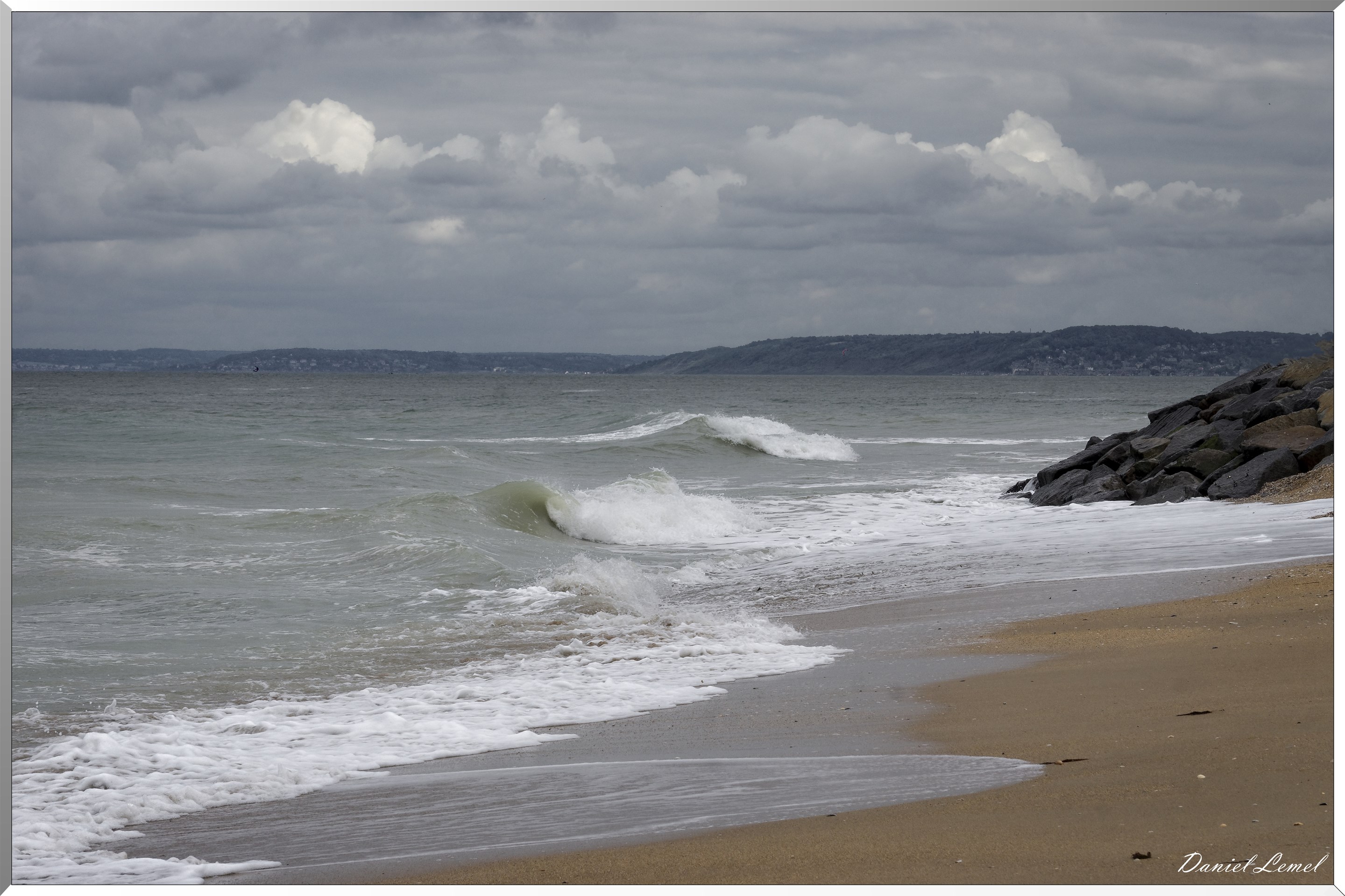 Au lointain, Villers-sur-mer et les vaches noires