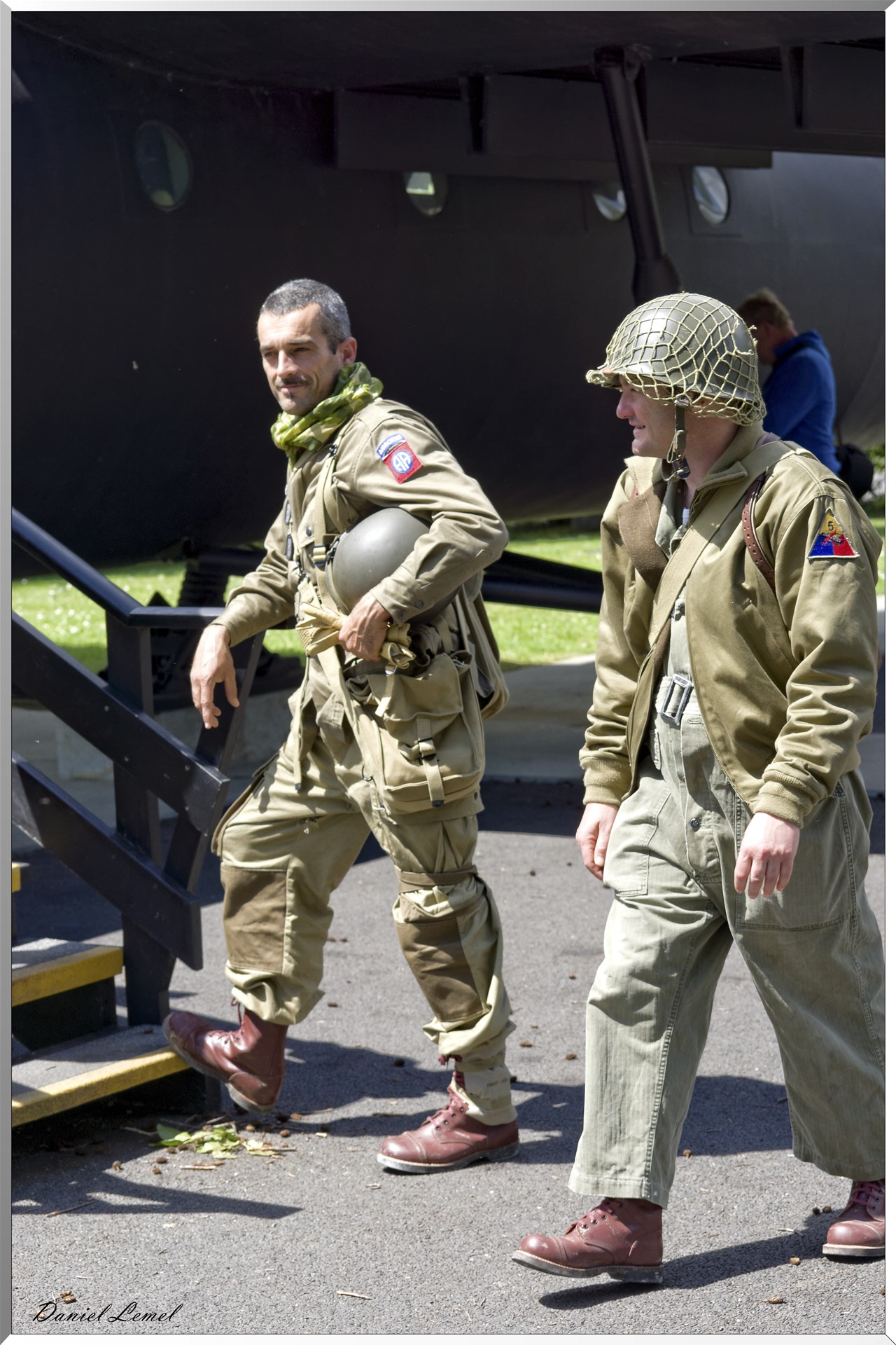 Hommes en habits militaires