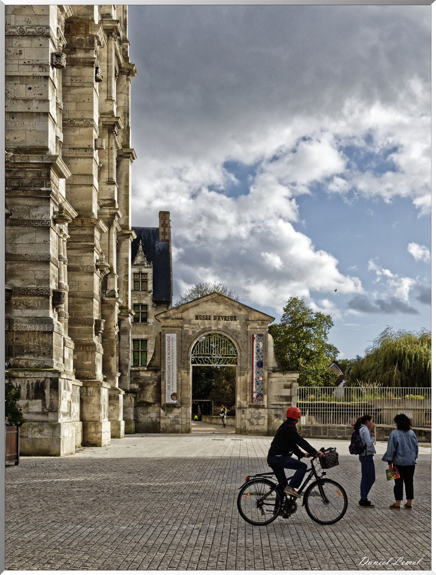 Entrée du musée dans l’ancien palais épiscopal