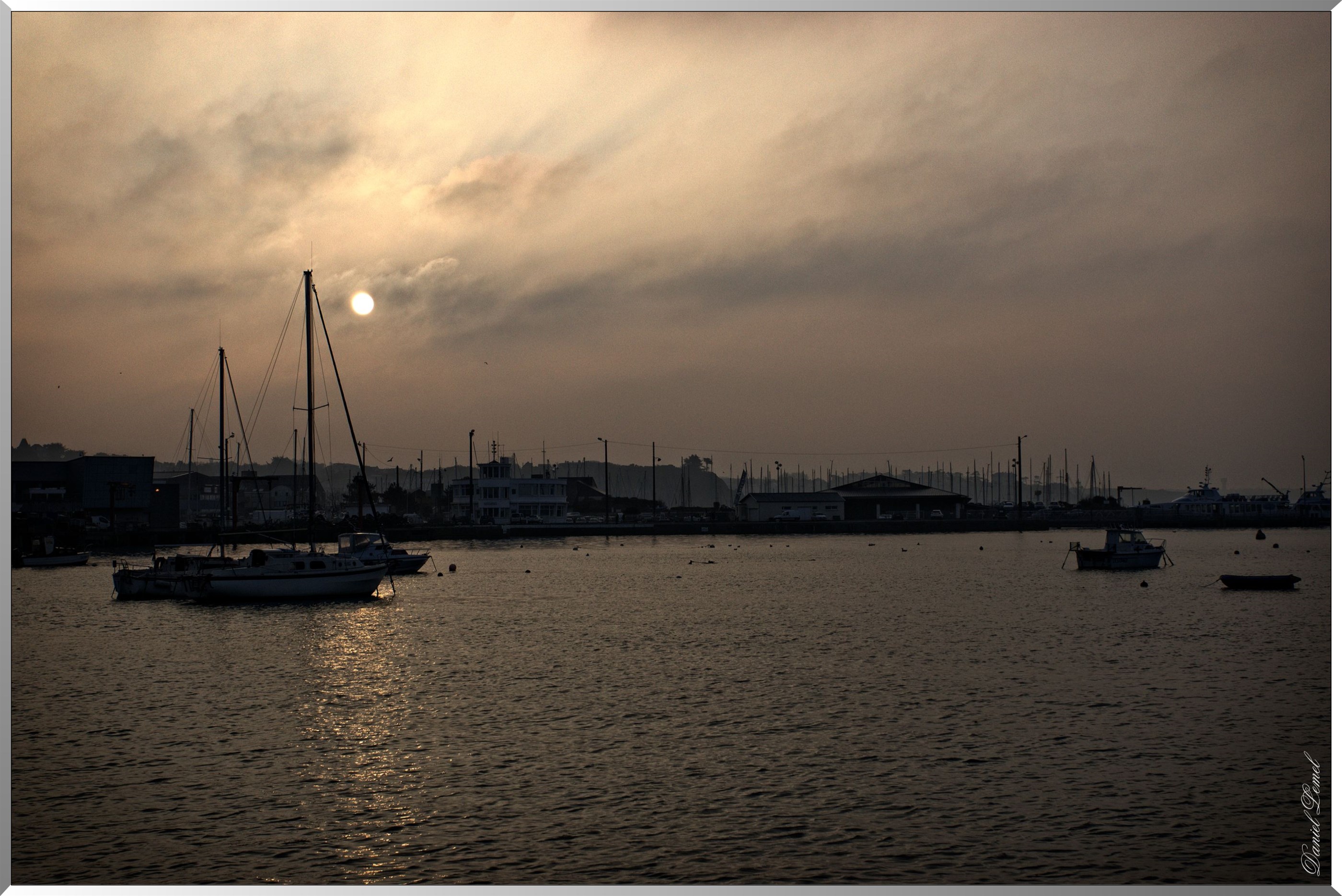 Levée de soleil sur le port
