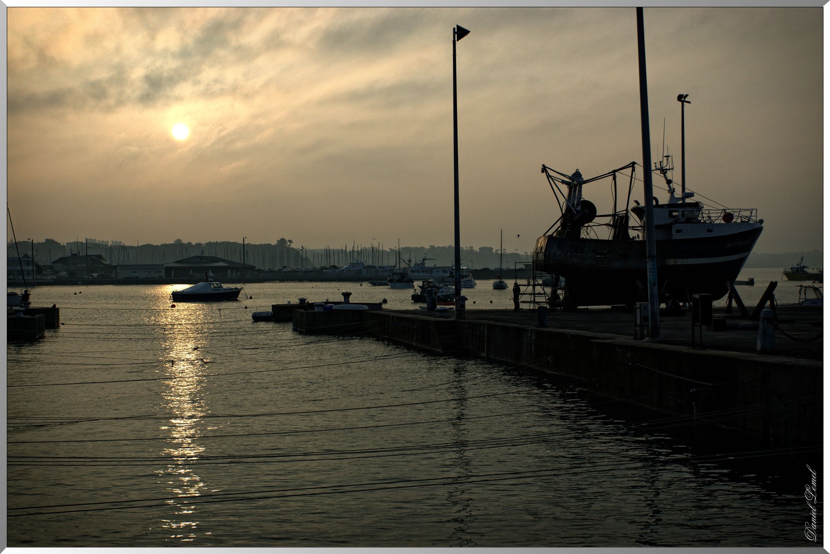 Levée de soleil sur le port