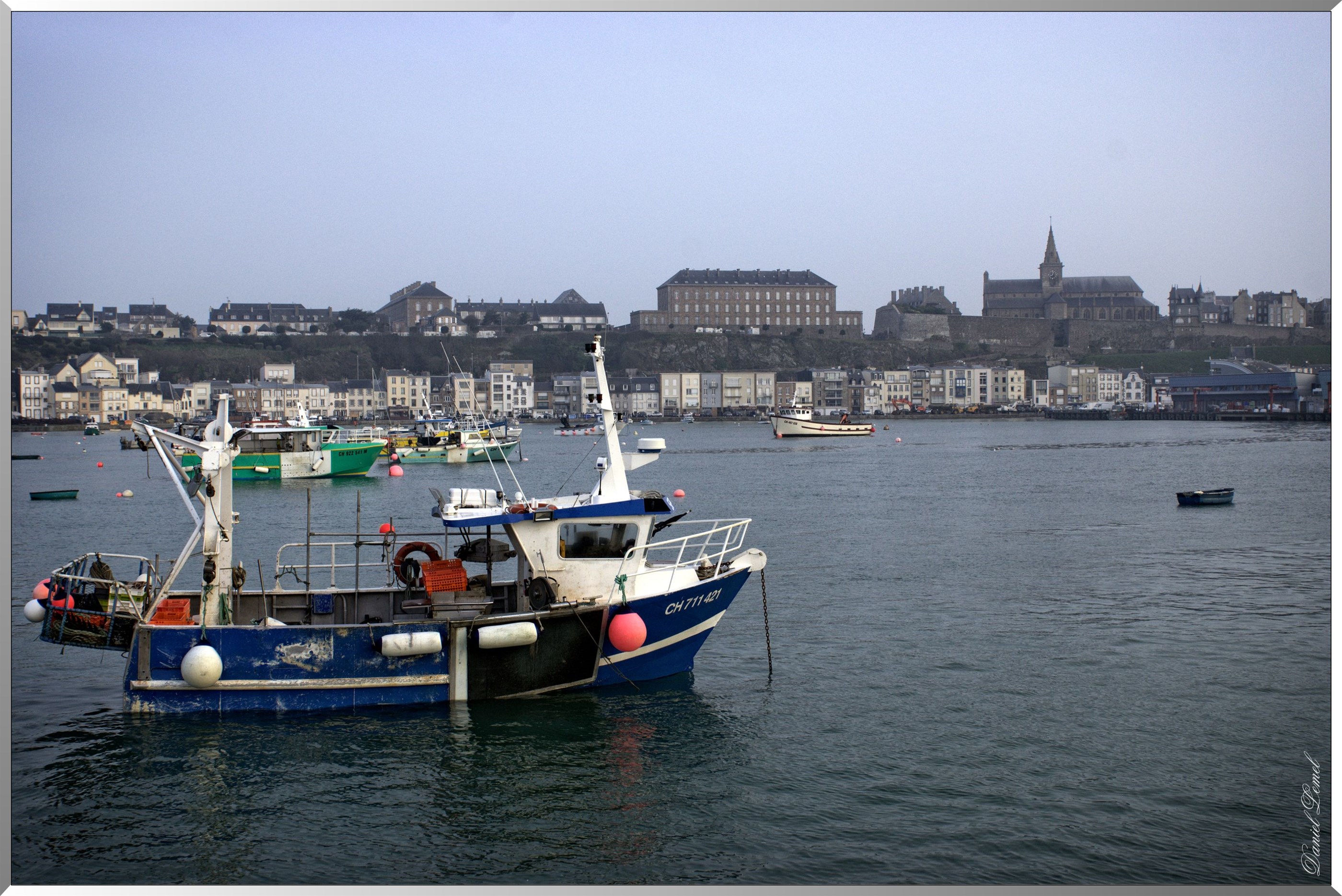 Avant port et église Notre-Dame à marée haute